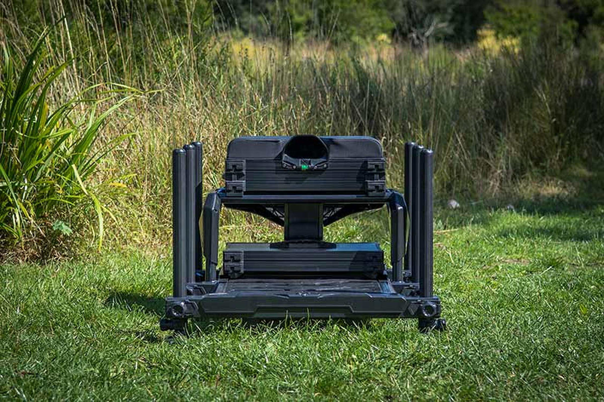Matrix S36 Pro Black zitkist van voren op gras met natuurlijke oeverbegroeiing op de achtergrond