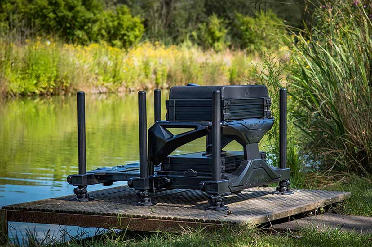 Matrix S36 Pro Black zitkist van achteren op een houten vissteiger aan het water
