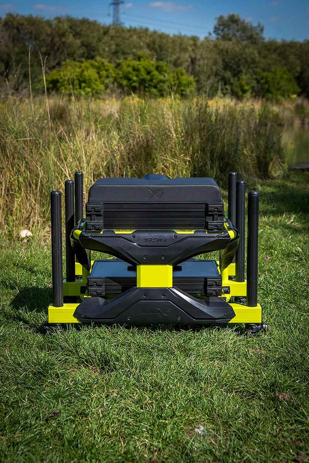 Matrix S36 Pro Lime-zitkist – achteraanzicht op het gras met zwarte S36-draagconstructie