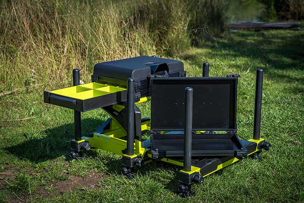 Matrix S36 Pro Lime-zitkist – geopende lime lade en zwarte opbergkoffer op het gras
