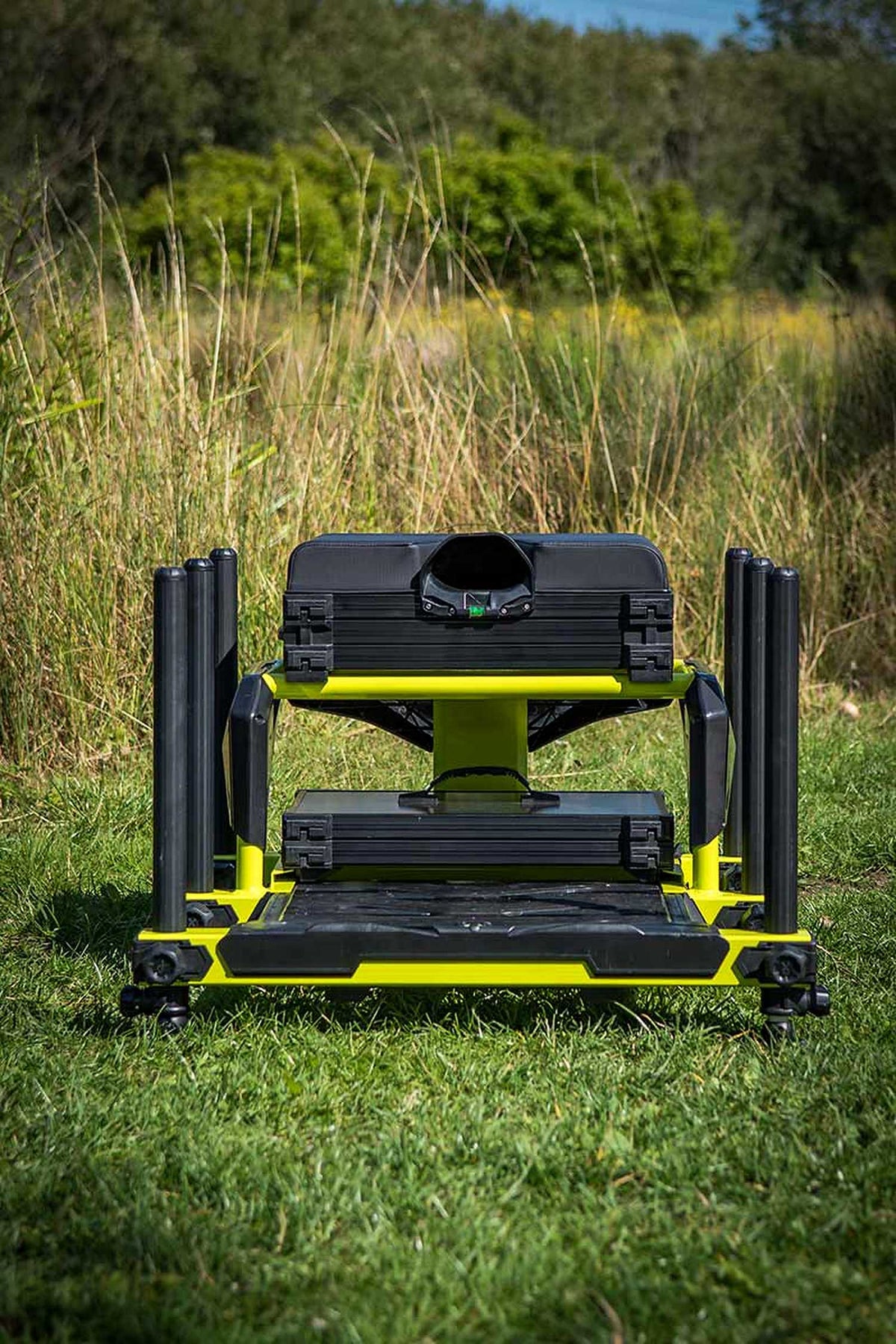 Matrix S36 Pro Lime-zitkist – volledig vooraanzicht op het gras voor de oeverbegroeiing