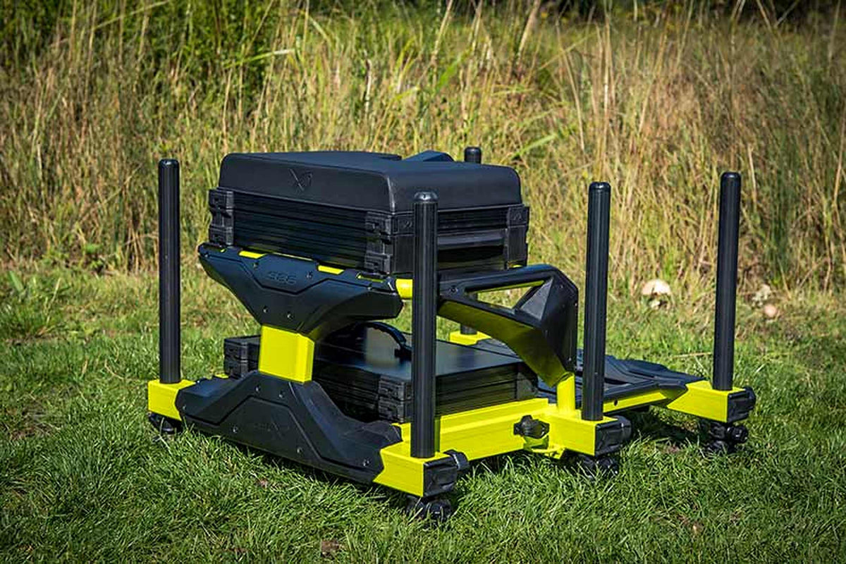 Matrix S36 Pro Lime-zitkist – schuin zijaanzicht van de complete zitkist op het gras