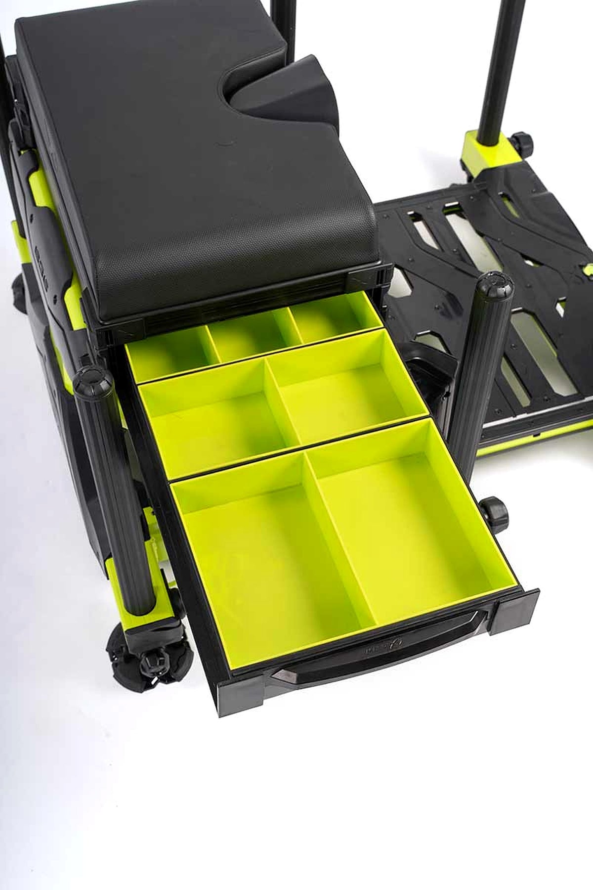 Matrix S36 Pro Lime-zitkist – geopende lade met lime vakverdeling onder de zwarte zitting