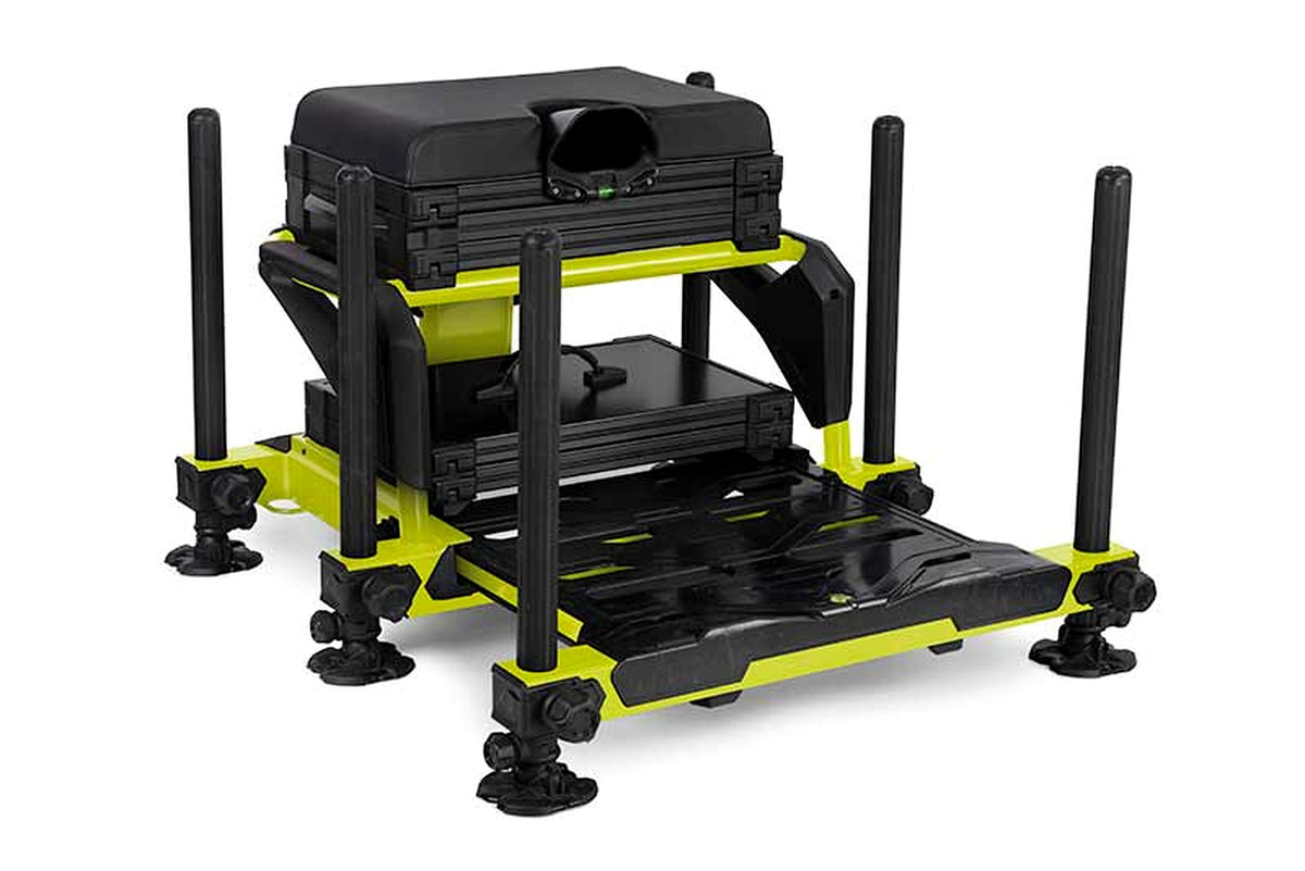 Matrix S36 Pro Lime-zitkist – volledig schuin vooraanzicht met zwarte zitting, lime frame en voetenplatform