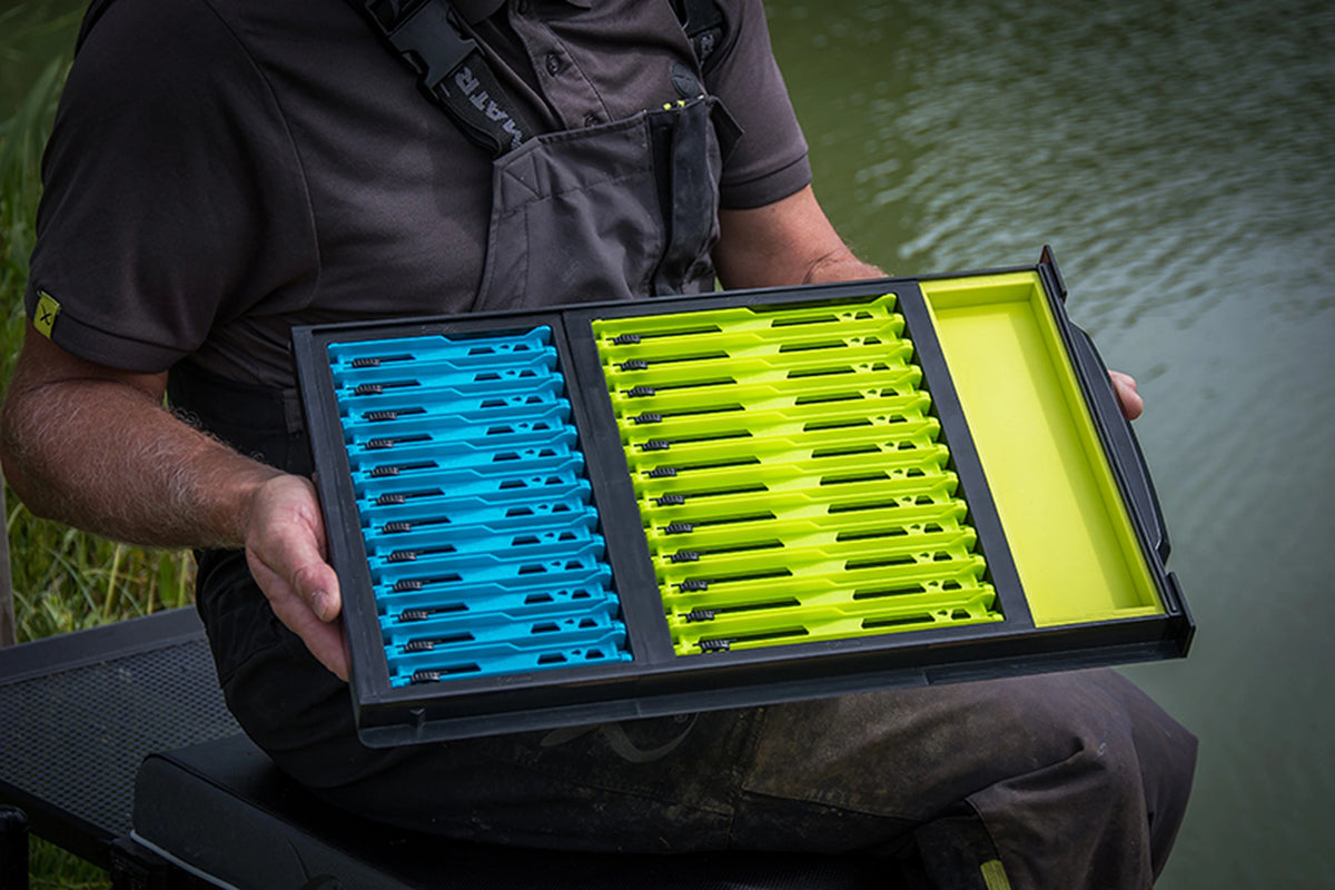 Matrix Shallow Drawer Unit with Winders – visser toont aan de waterkant de lade met blauwe en limegroene tuigenplankjes