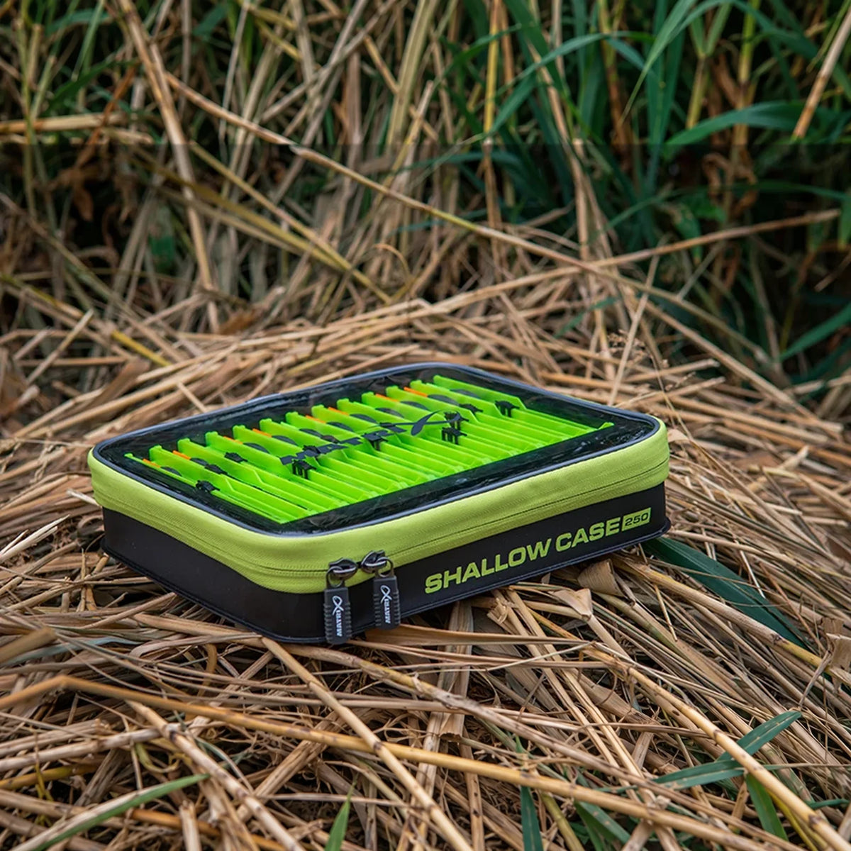 Matrix Shallow EVA Case 250 opbergtas tussen het riet