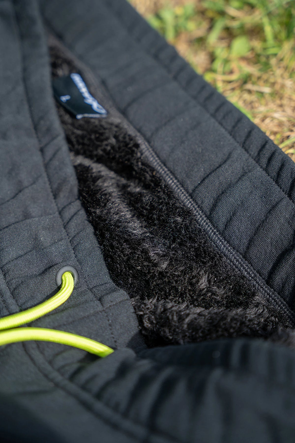 Matrix Sherpa Joggers – staande detailfoto van de zachte zwarte binnenvoering en elastische tailleband met limegroen koord