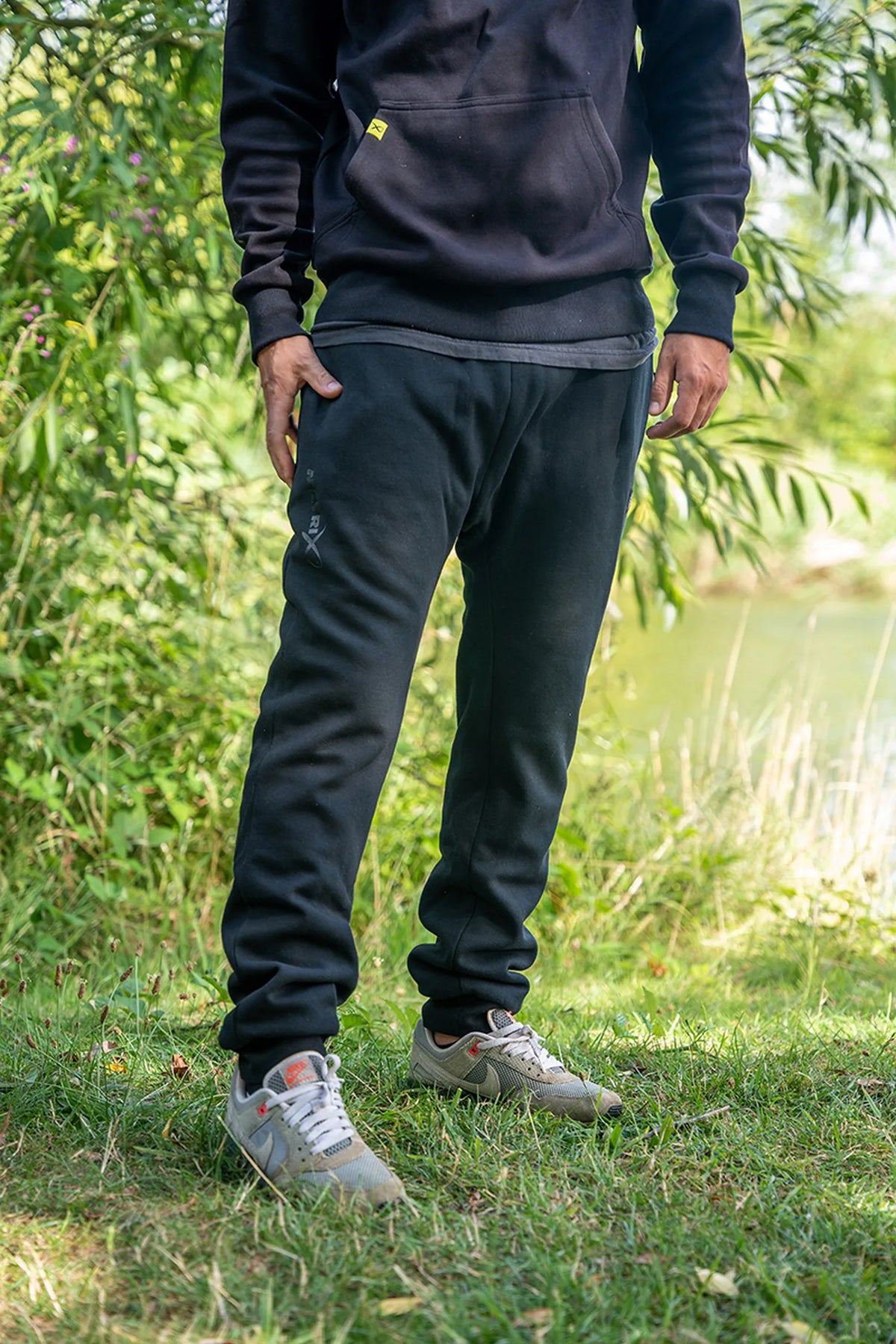 Matrix Sherpa Joggers – pasvorm van de zwarte joggingbroek op een staand model met beide handen langs het lichaam