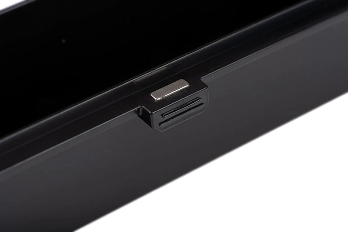 Matrix Slim Accessory Box – detail van de magneetsluiting aan de voorkant