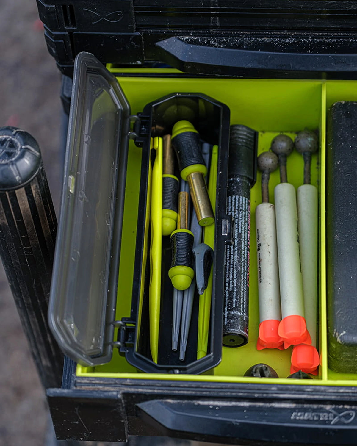 Matrix Slim Accessory Box – open box met accessoires in een zitkistlade