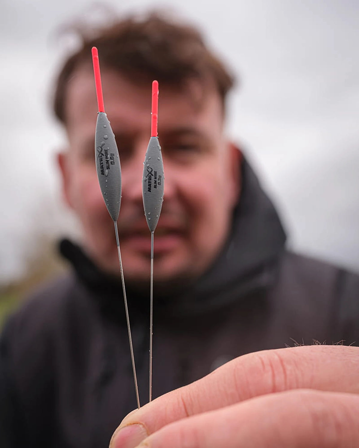 Matrix Slim Wire Pole Float-dobbers met rode antennes getoond door een visser