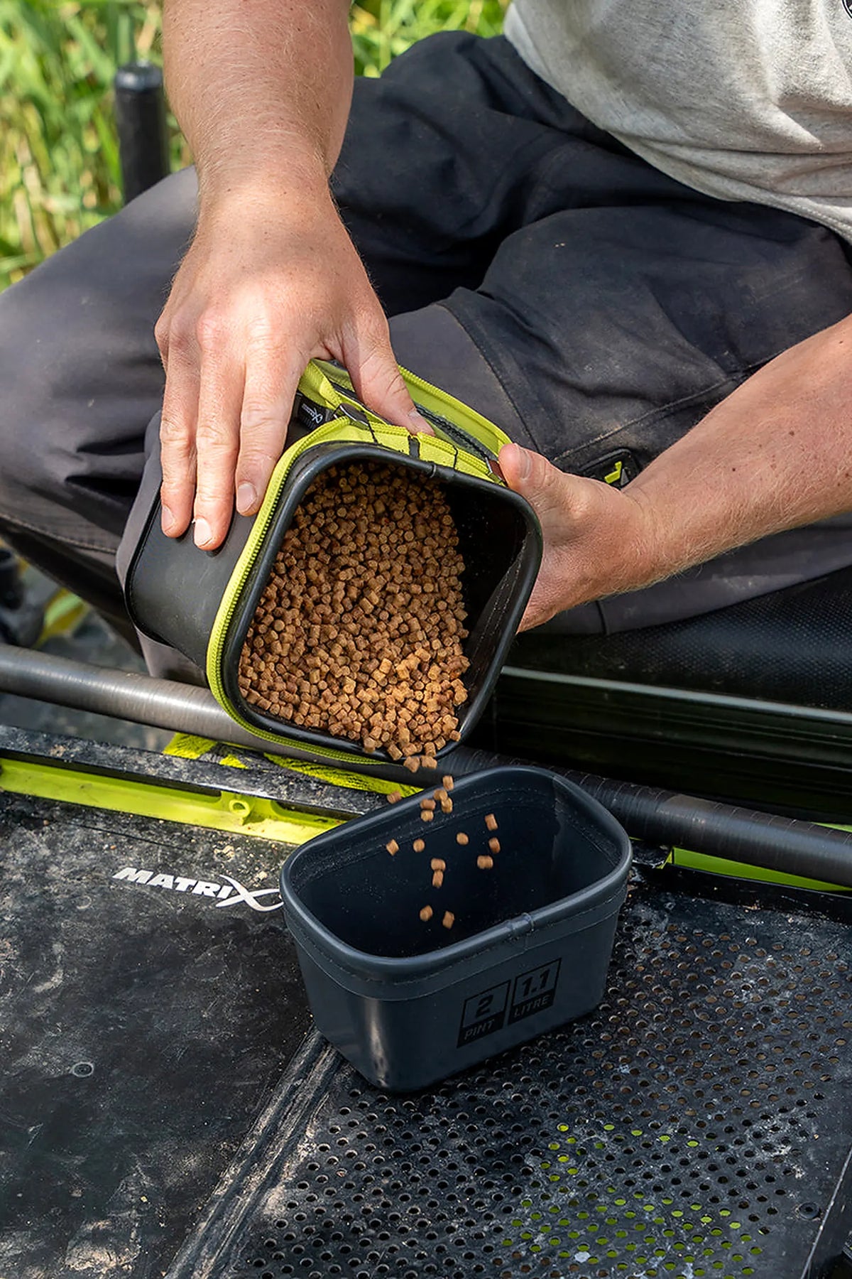 Matrix Small EVA Case – pellets uit de geopende case in een aasbakje uitschenken op het visplateau