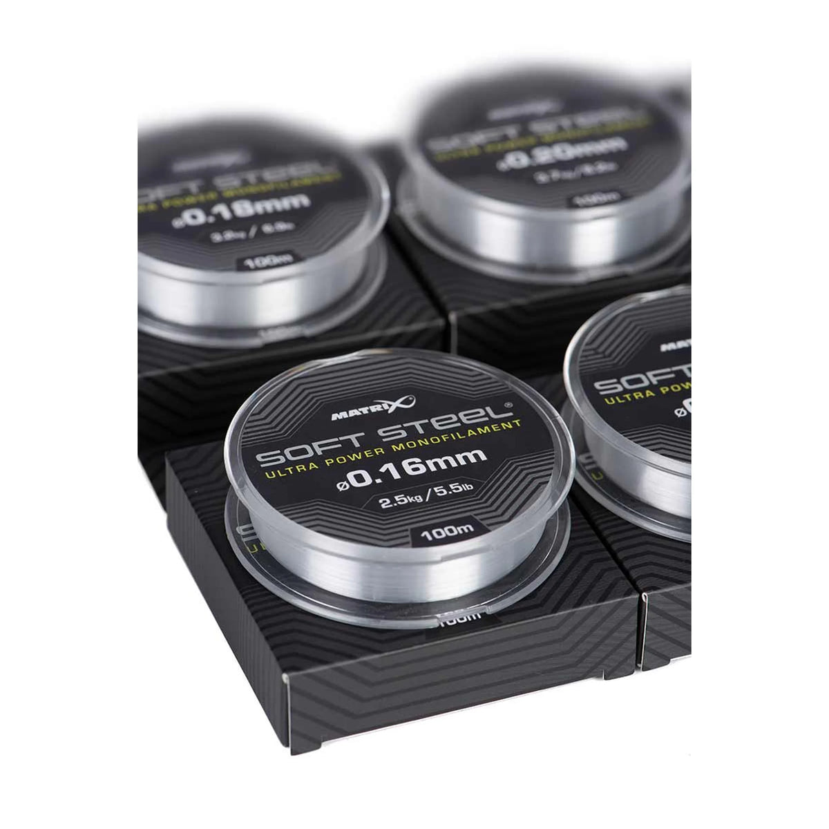 Close-up van Matrix Soft Steel Ultra Power monofilament spoelen in display