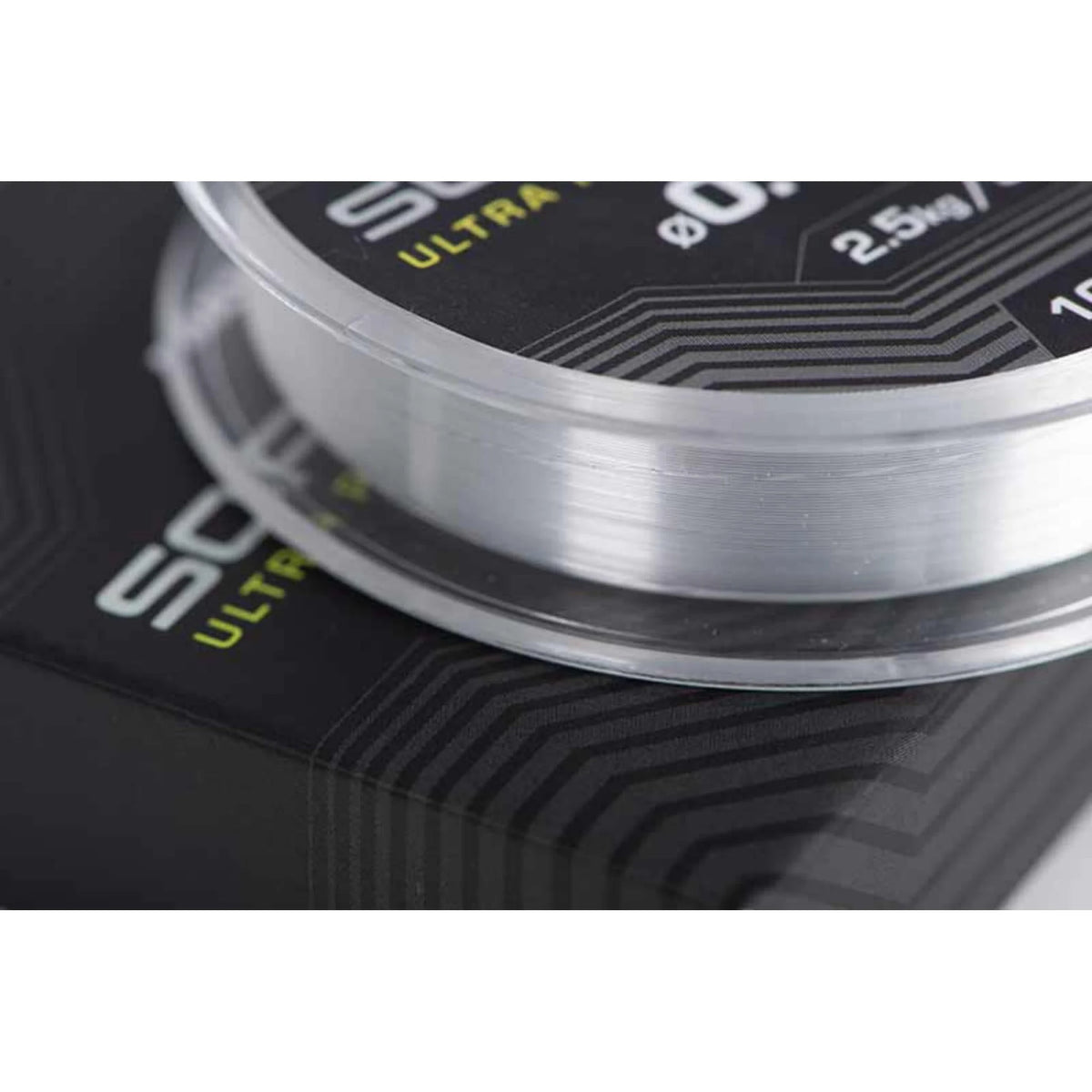 Close-up van transparante Matrix Soft Steel Ultra Power nylonlijn op de spoel