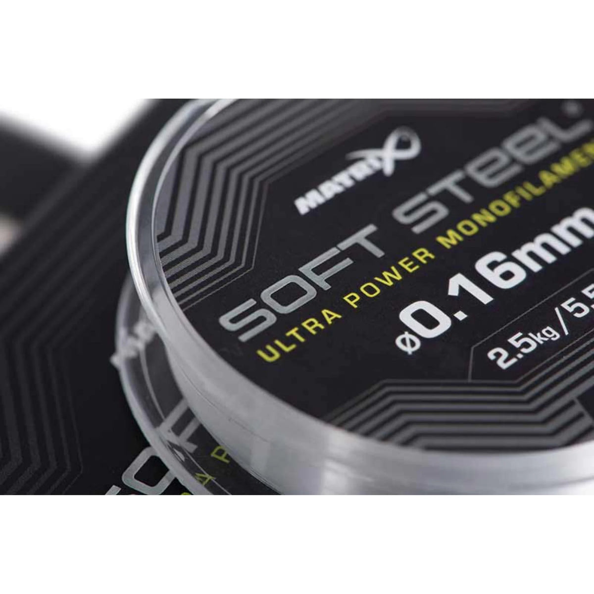 Close-up van het etiket van een Matrix Soft Steel Ultra Power monofilament spoel