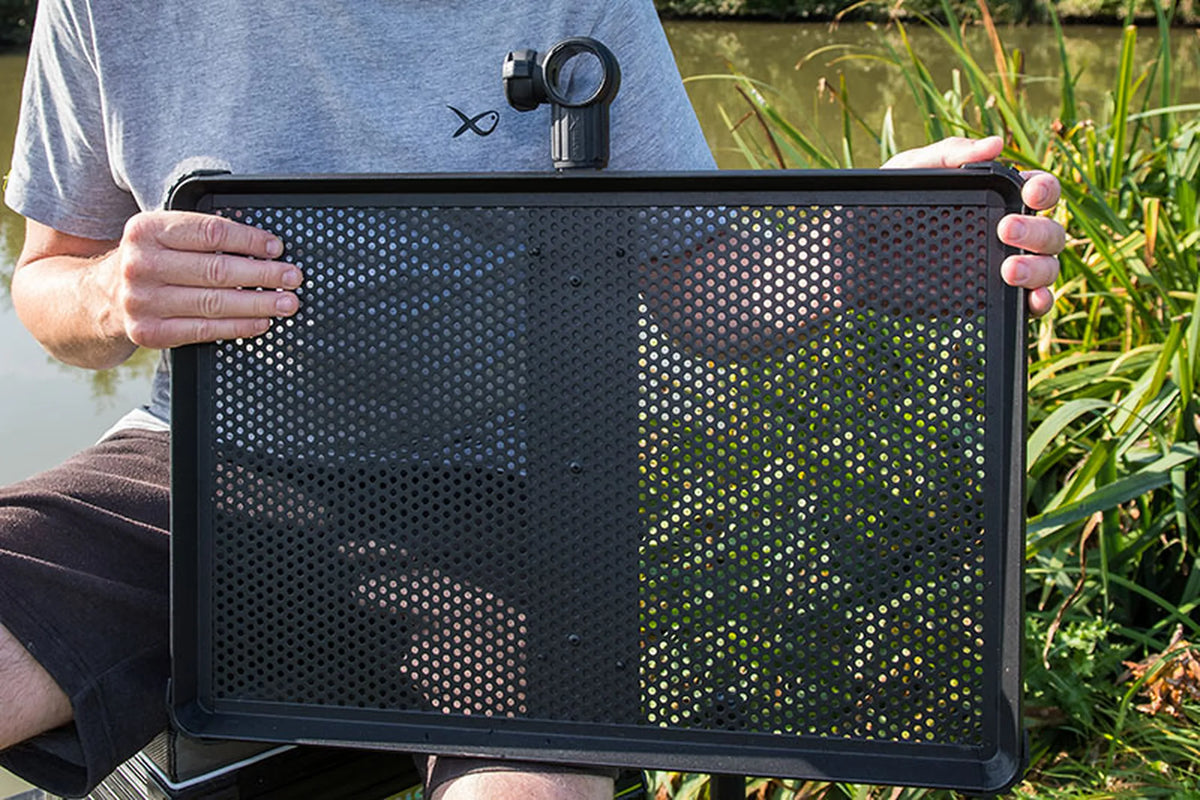 Matrix Standard Side Tray – volledig geperforeerd blad met bevestigingsklem, vastgehouden bij het water