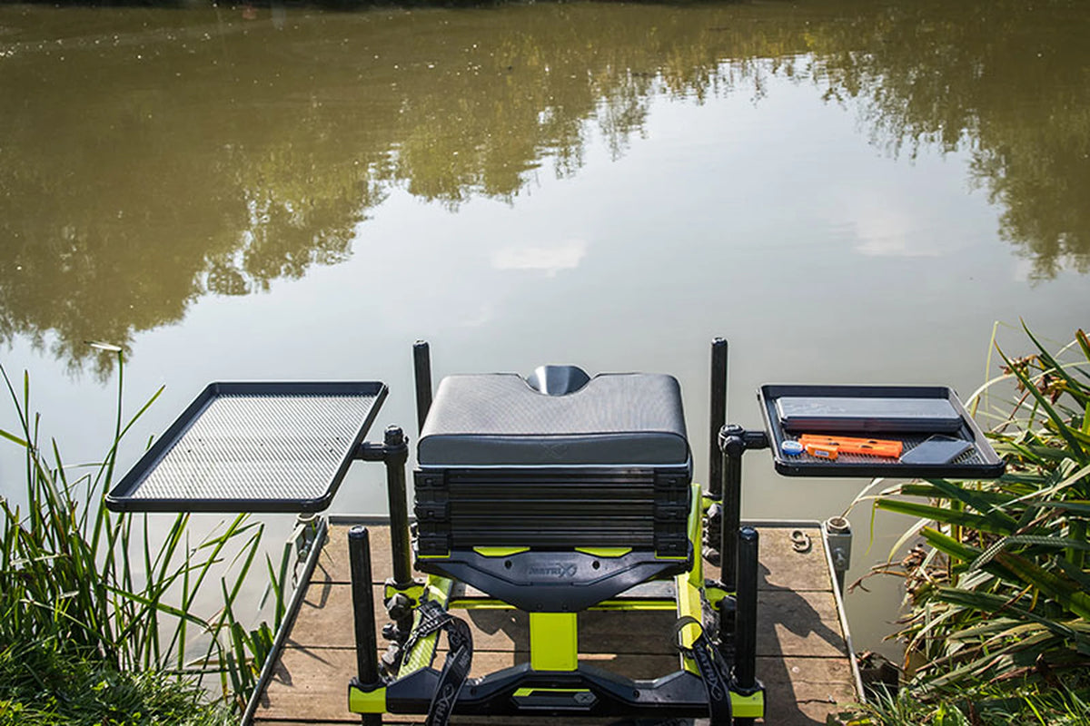Matrix Standard Side Tray – twee aastafels links en rechts aan een zitkist op de steiger