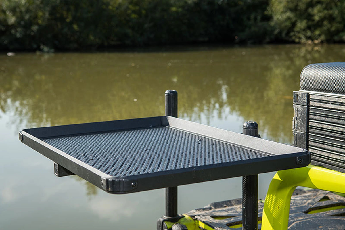 Matrix Standard Side Tray – leeg geperforeerd blad gemonteerd naast een zitkist bij het water