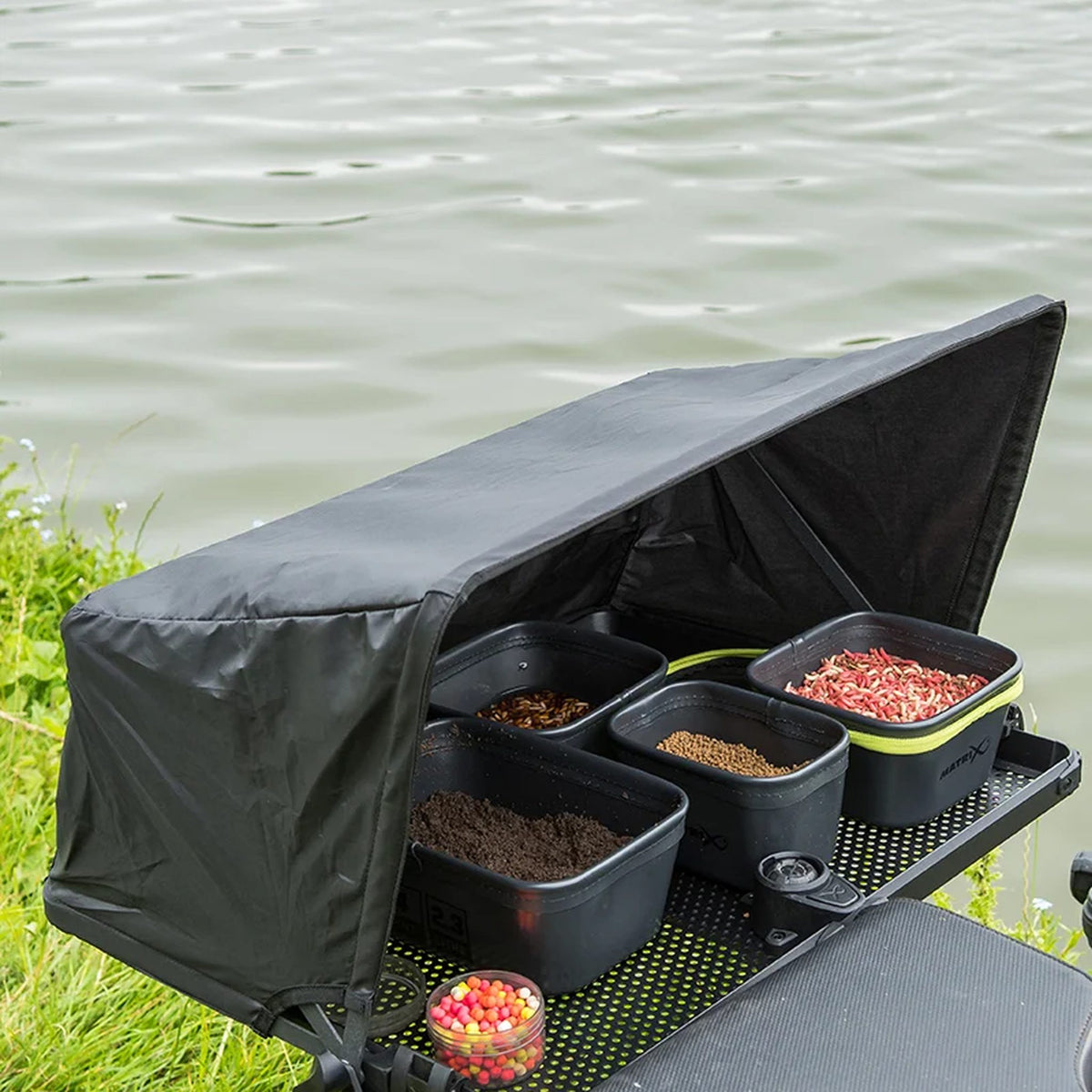 Matrix Storm Cover voor Self Supporting Side Tray Large en XL – detailafbeelding 22 van de aaskap voor aastafel