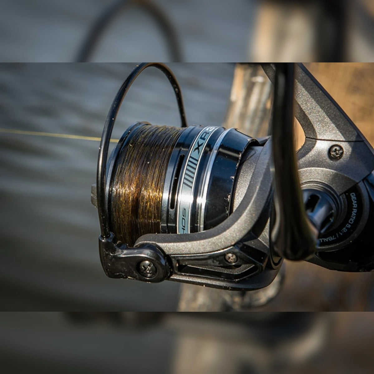 Matrix Submerge XD Bulk Monofilament 1000 m – donkere khaki hoofdlijn op een feedermolen