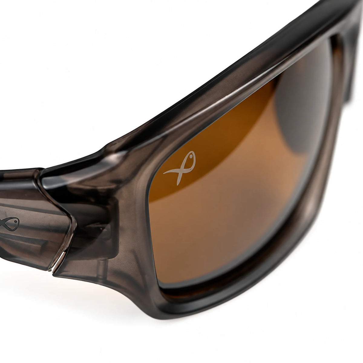 Matrix Wraps zonnebril GSN003 – detail van montuur en bruine lens