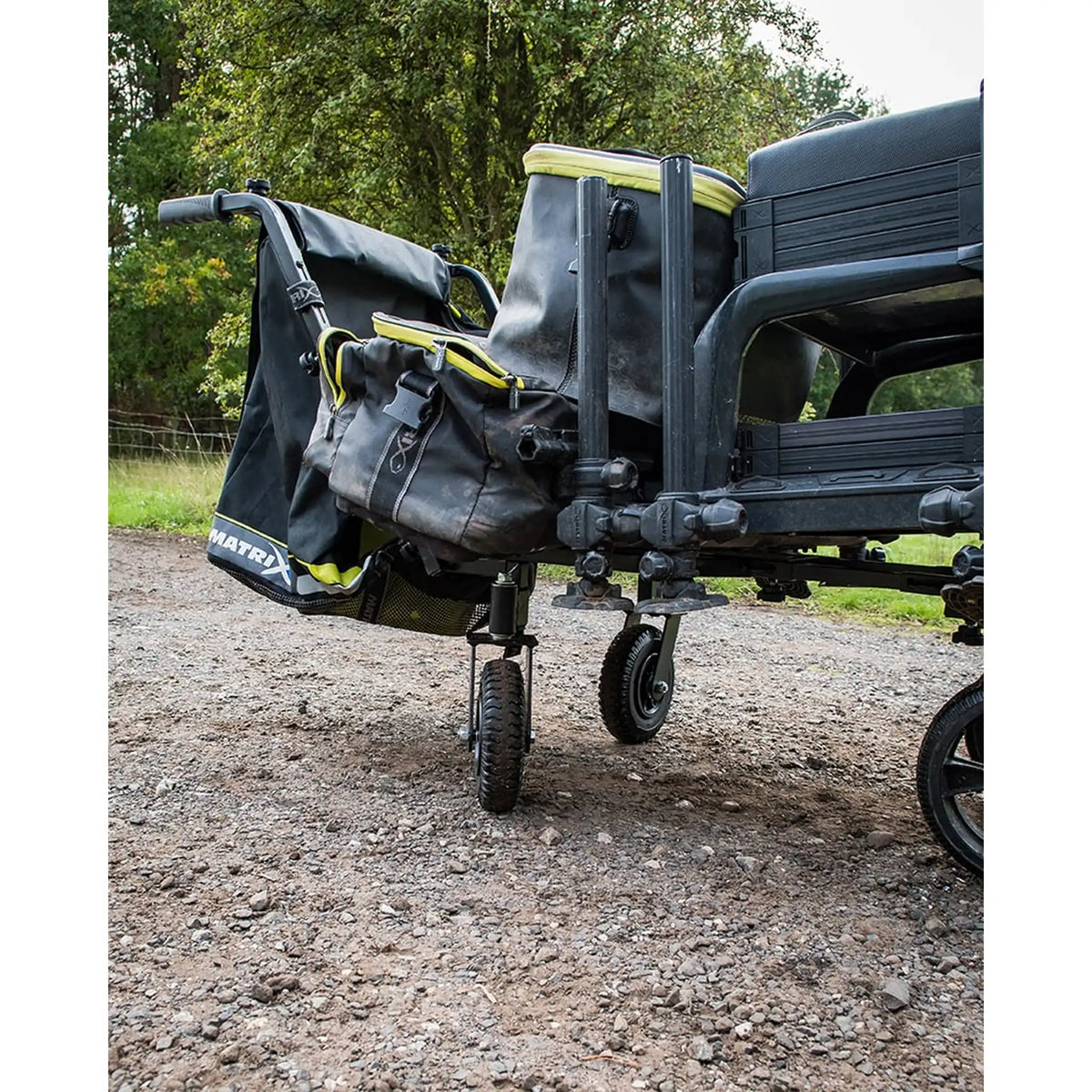 Matrix Transporter zwenkwielen gemonteerd onder een beladen transportkar
