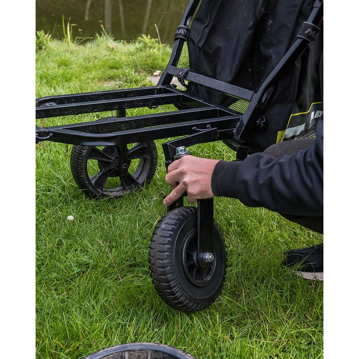 Matrix Transporter zwenkwiel aan de transportkar bevestigen