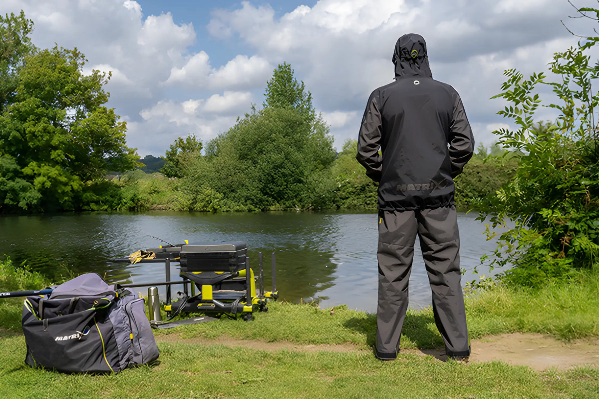 Matrix Tri-Layer Over Trousers 25K Pro - samen met de Tri-Layer-jas aan het water