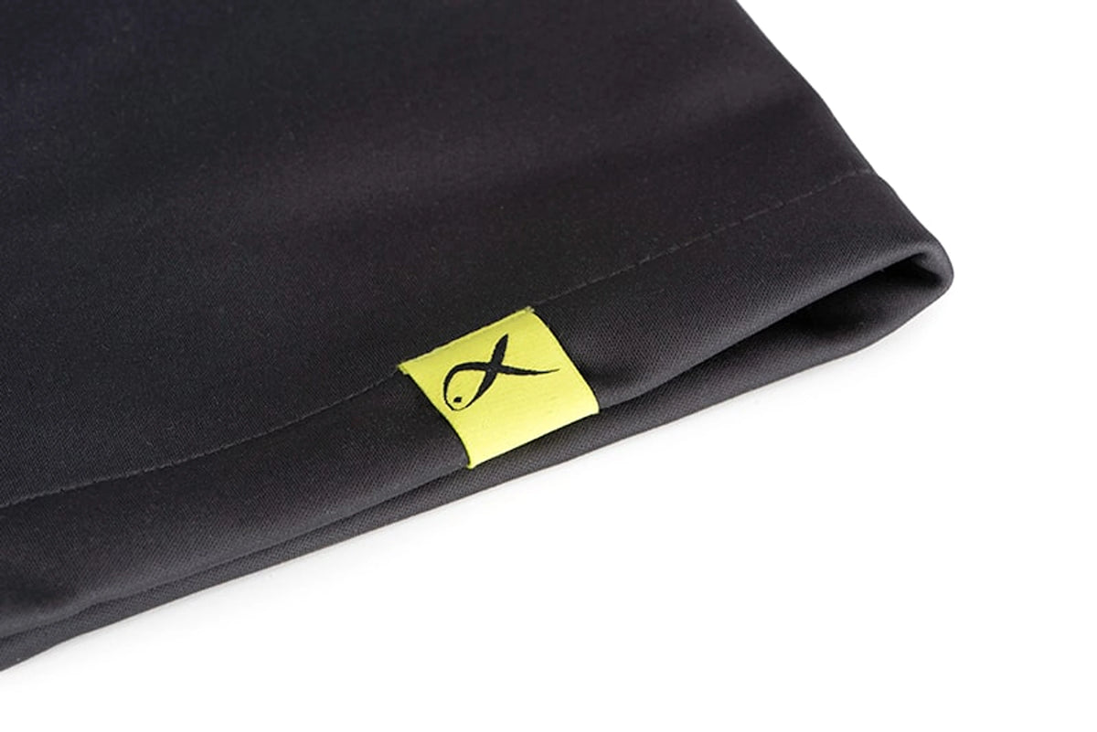 Matrix Wind Blocker Neck Warmer met detail van de zoom en het gele vislabel