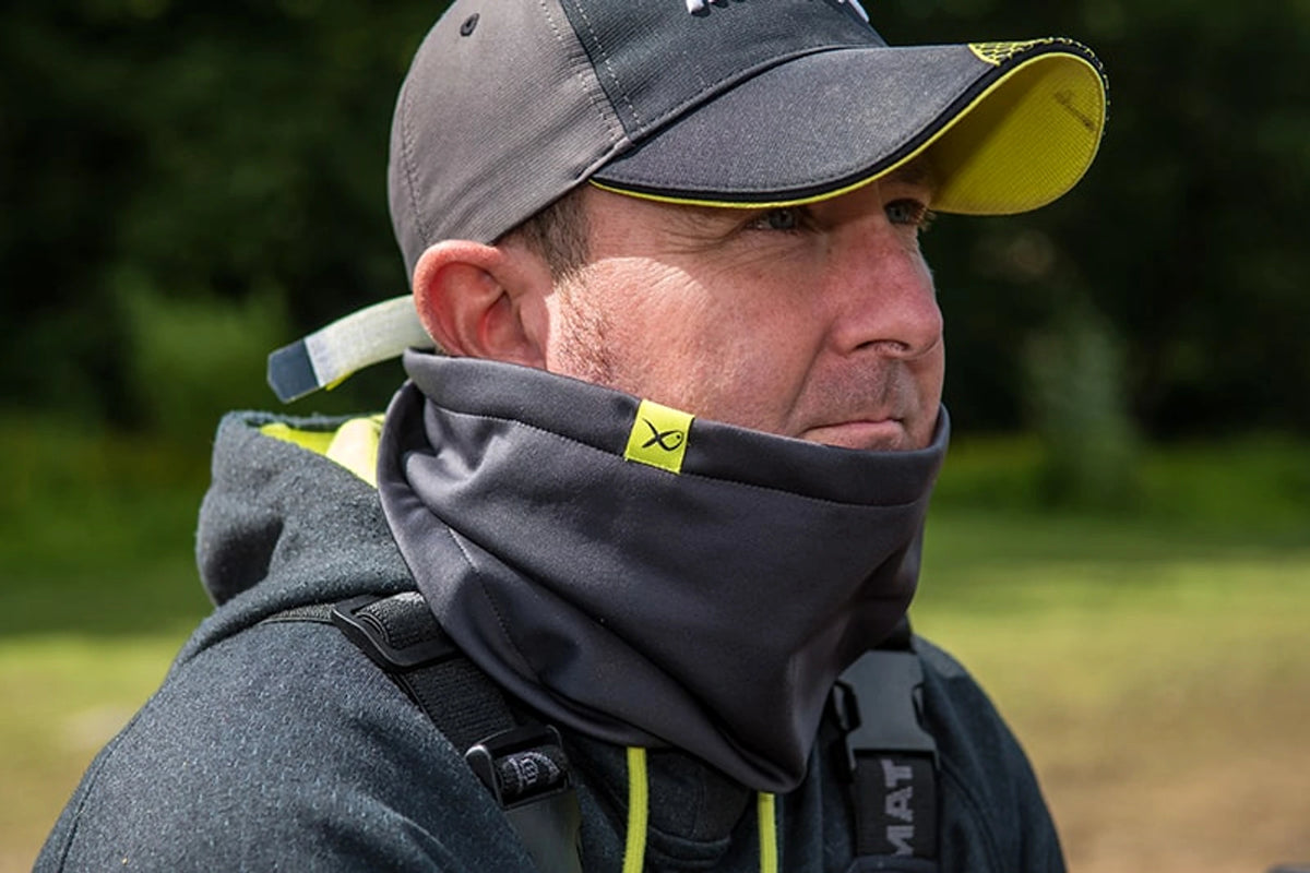 Matrix Wind Blocker Neck Warmer met zichtbaar geel vislabel, schuin van voren gedragen