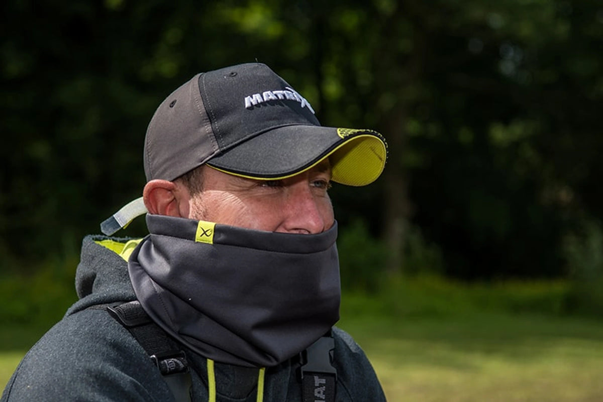 Matrix Wind Blocker Neck Warmer over de mond gedragen, van voren gezien