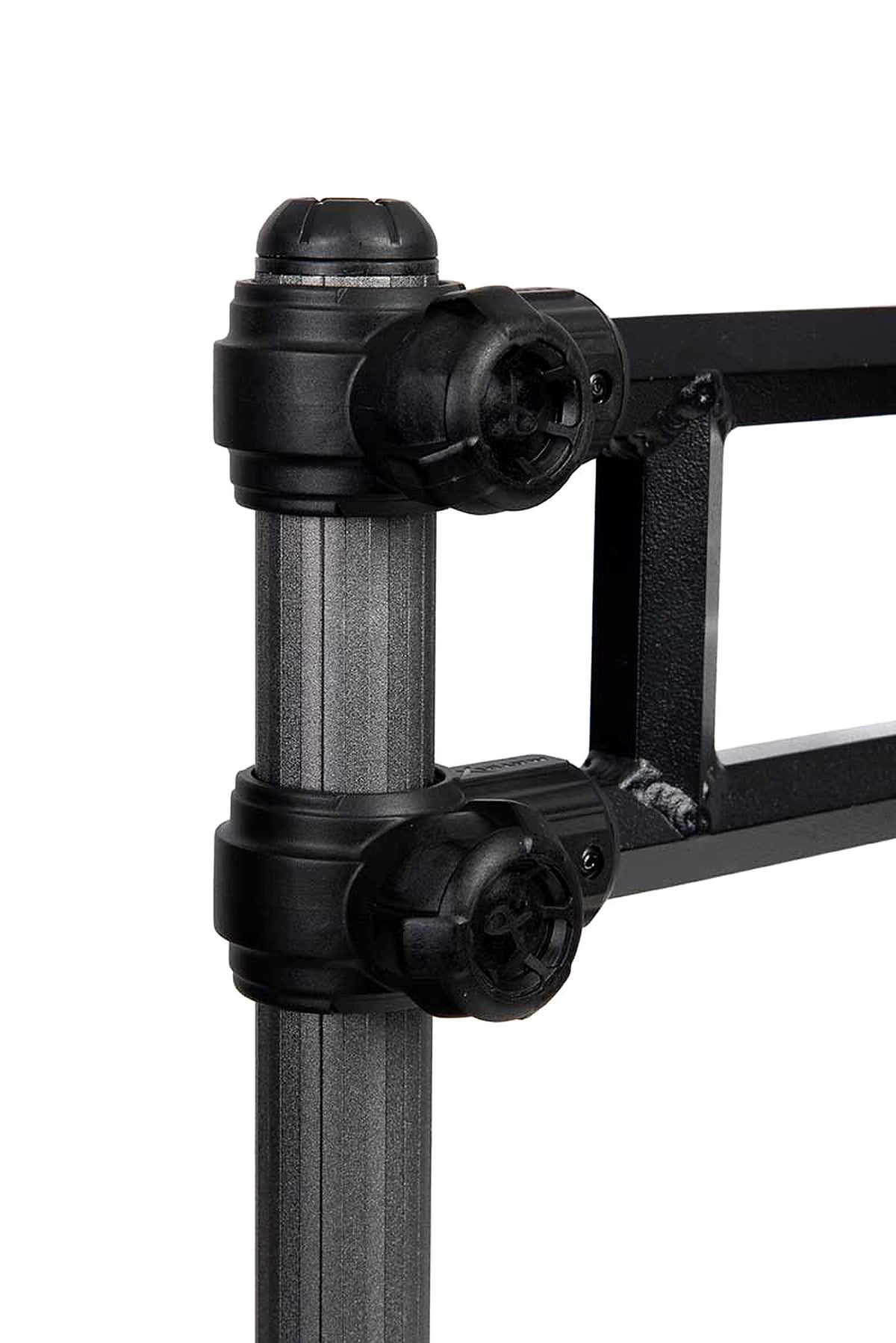 Dubbele klembevestiging van de Matrix X-Strong Side Support Arm op een zitkistpoot, met knoppen en lasnaden