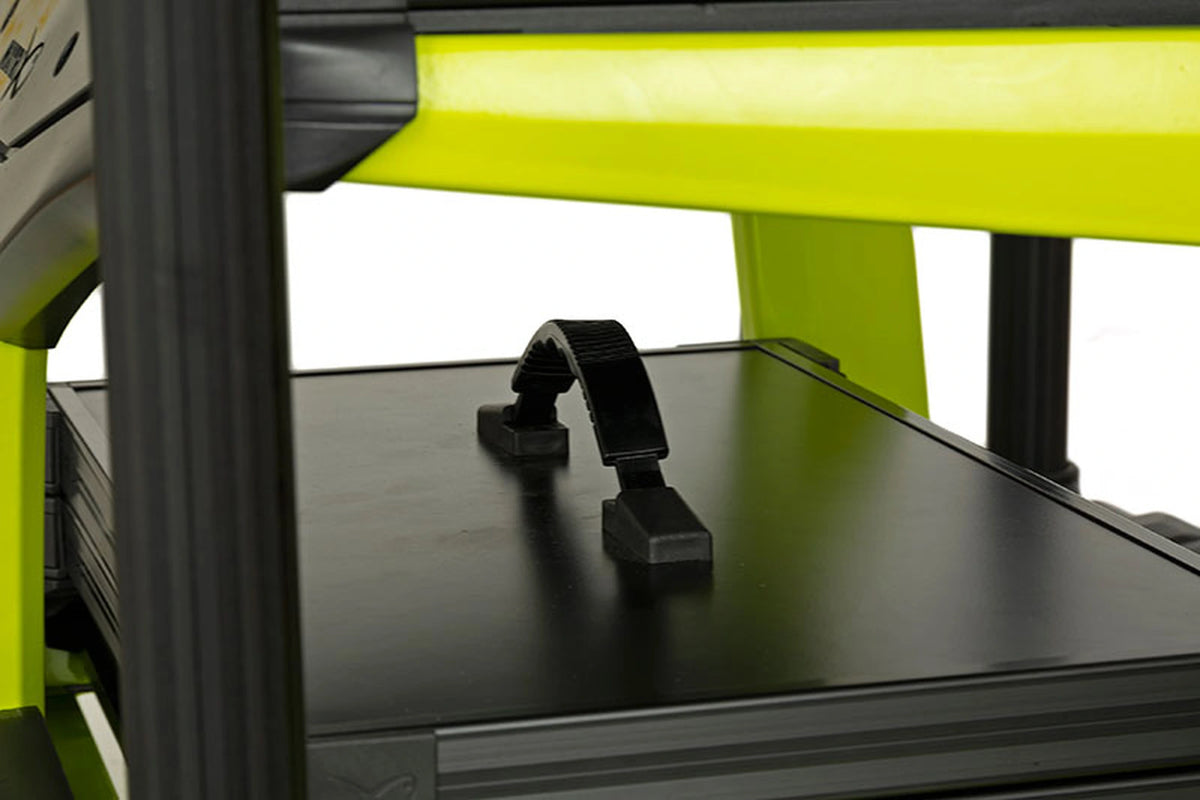 Matrix XR36 Pro Lime Seatbox – detail van de zwarte handgreep op de onderste opbergmodule binnen het limekleurige frame
