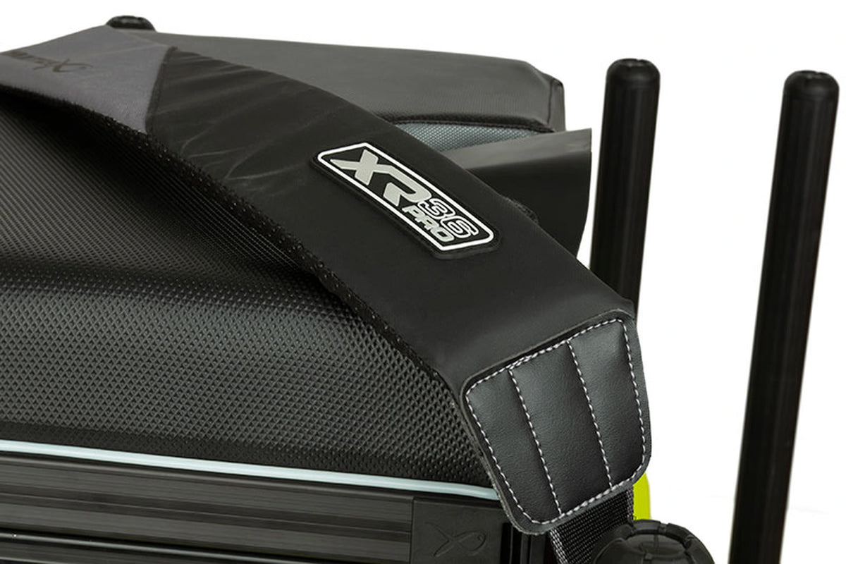 Matrix XR36 Pro Lime Seatbox – detail van de gevoerde zwarte schouderriem met XR36 Pro-logo en witte stiksels