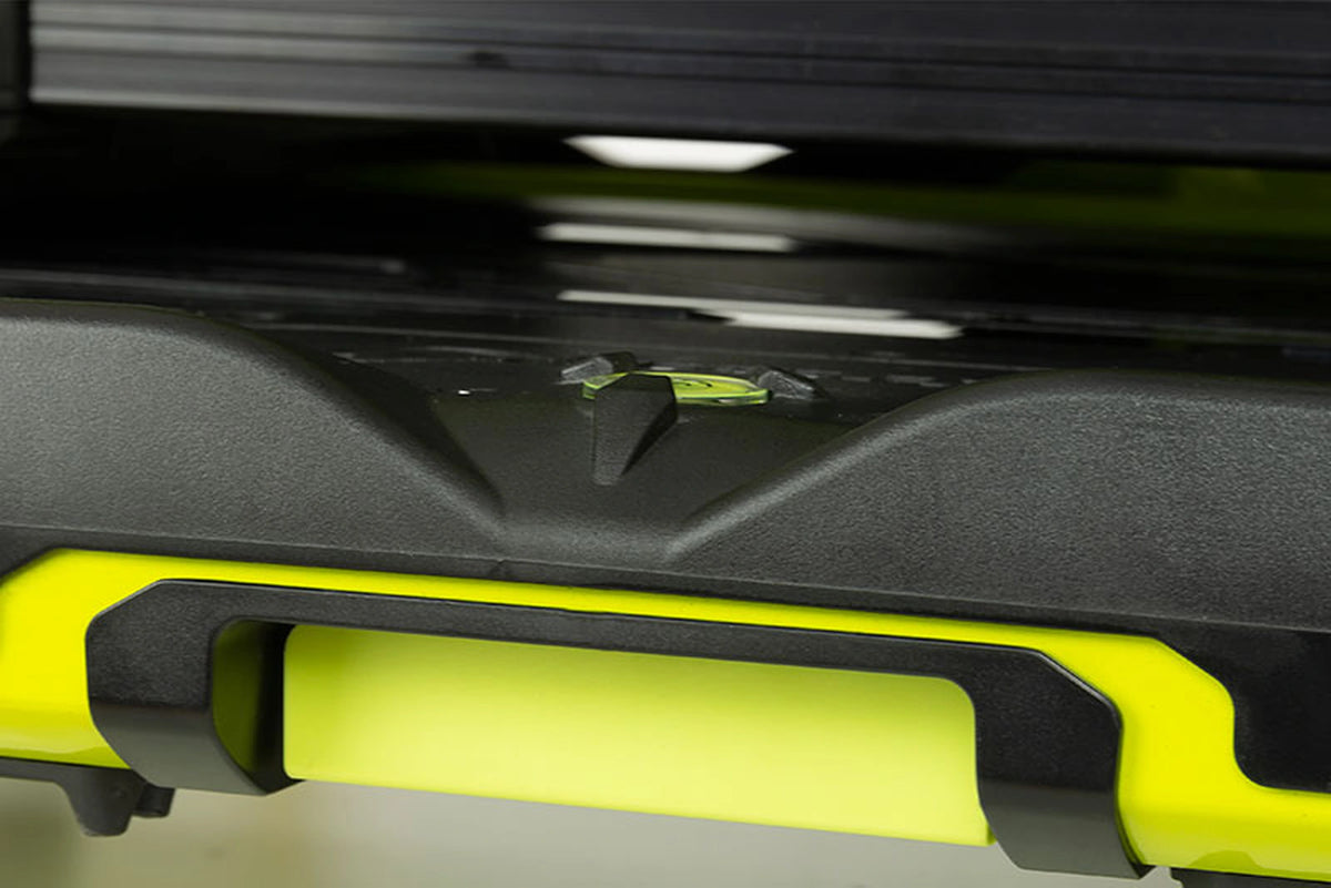 Matrix XR36 Pro Lime Seatbox – detail van de zwarte voetplaat met waterpas en limekleurige voorrand met uitsparing