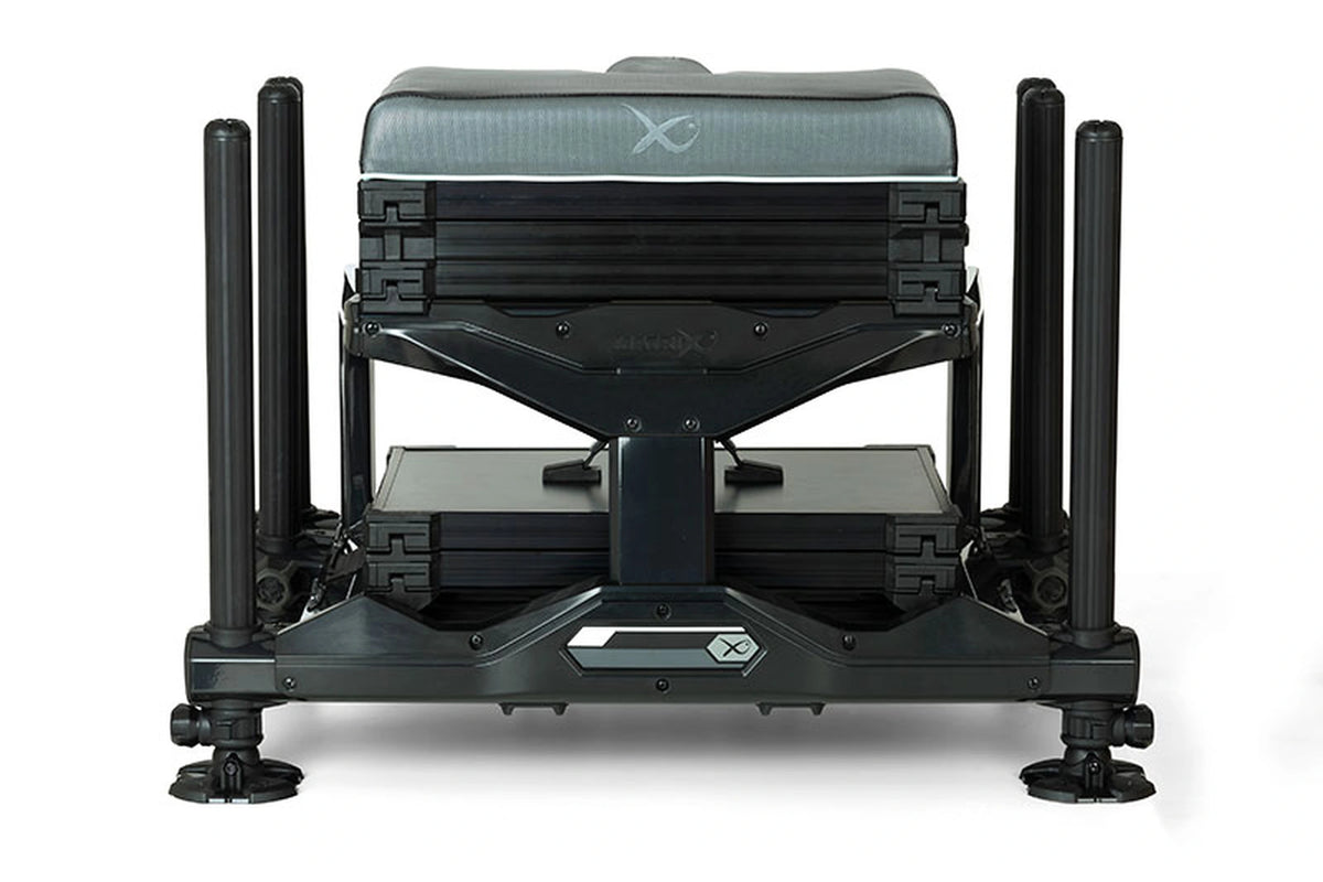 Matrix XR36 Pro Shadow Seatbox – achteraanzicht met donkere dwarssteunen, middenkolom, zwarte opbergmodules en gevoerde zitting