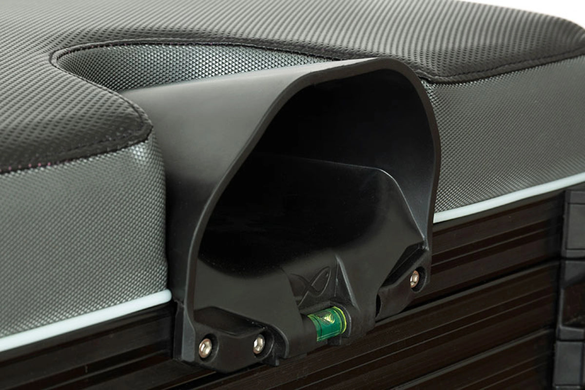 Matrix XR36 Pro Shadow Seatbox – detail van de centrale hengelsteun met ingebouwde waterpas aan het grijs-zwarte zitkussen