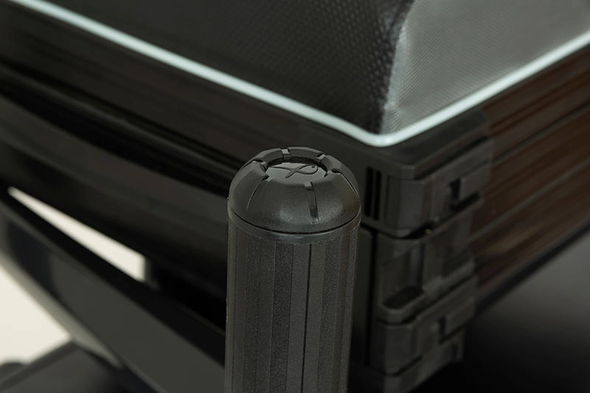 Matrix XR36 Pro Shadow Seatbox – detail van de zwarte pootdop met Matrix-logo naast het grijs-zwarte zitkussen en de opbergmodules