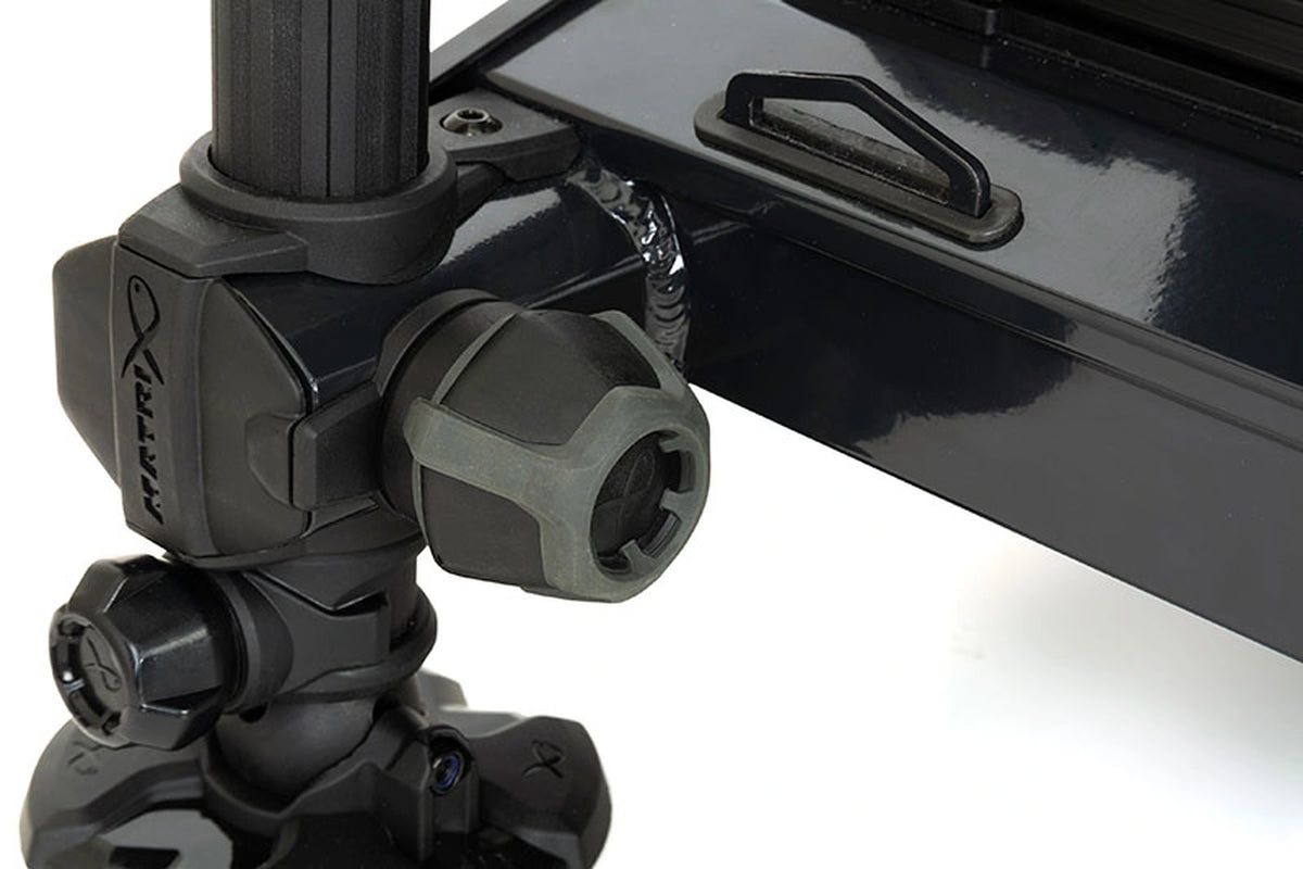 Matrix XR36 Pro Shadow Seatbox – detail van de pootklem met verstelknoppen, Matrix-logo en handgreep van de zwarte ondermodule
