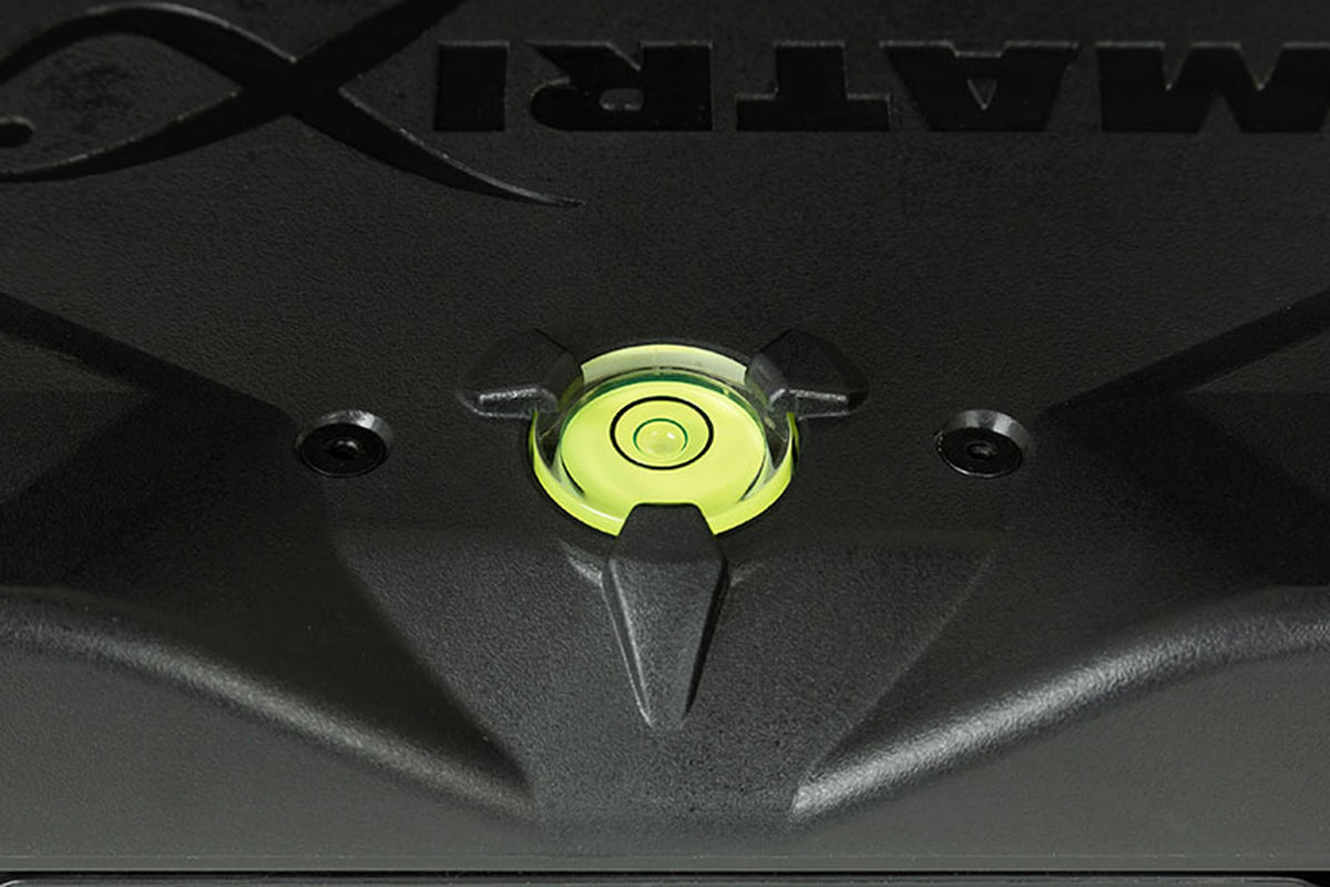 Matrix XR36 Pro Shadow Seatbox – close-up van de ronde gele waterpas in het zwarte voetplateau met Matrix-logo