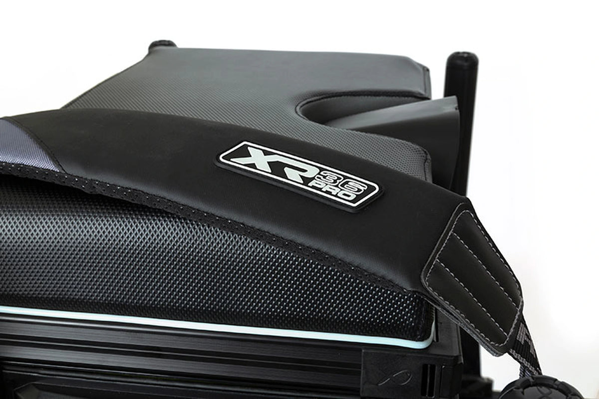 Matrix XR36 Pro Shadow Seatbox – detail van de gevoerde zwarte schouderriem met XR36 Pro-logo over het zitkussen