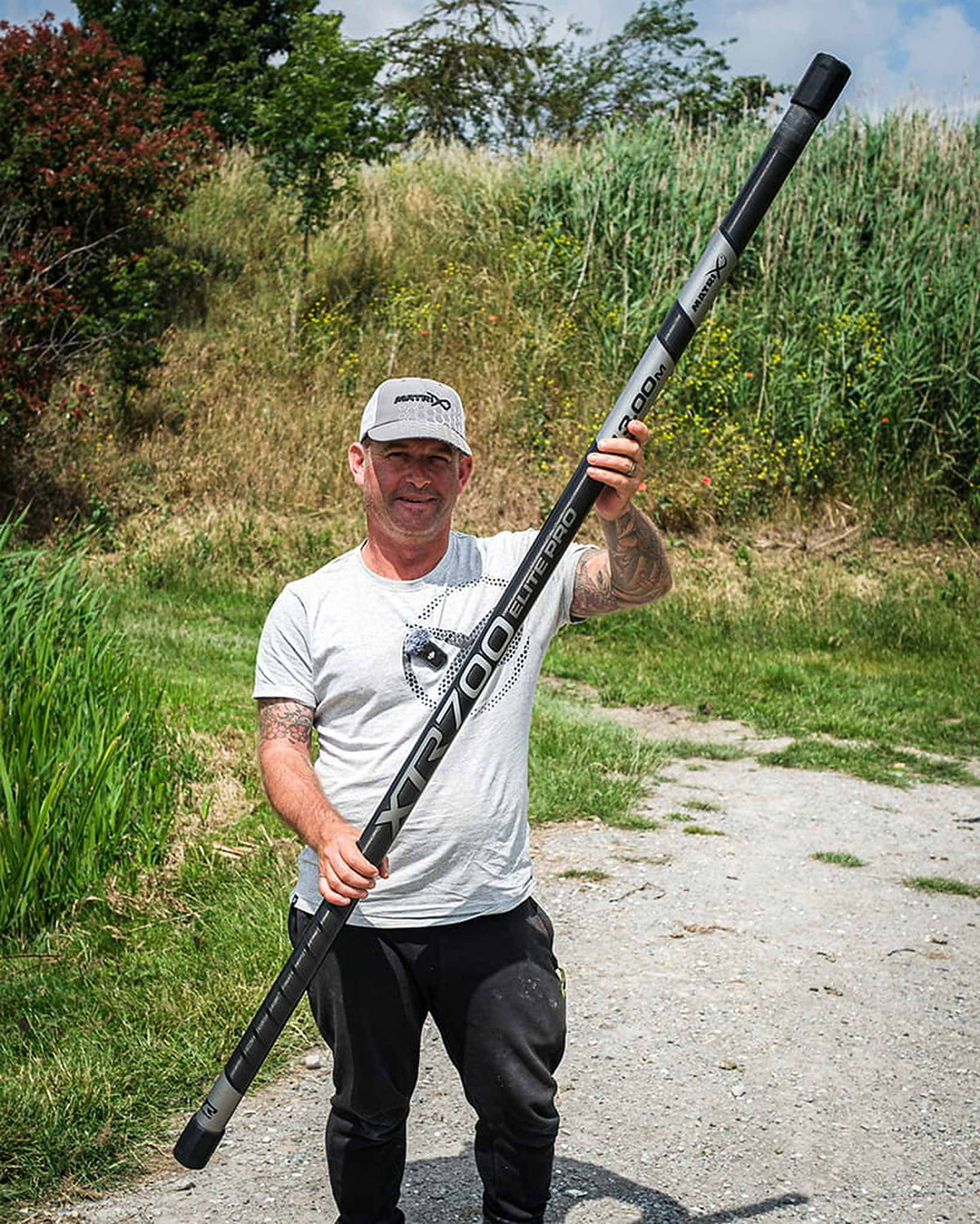Matrix XTR EVA End Caps op de uiteinden van hengeldelen die een visser rechtop vasthoudt