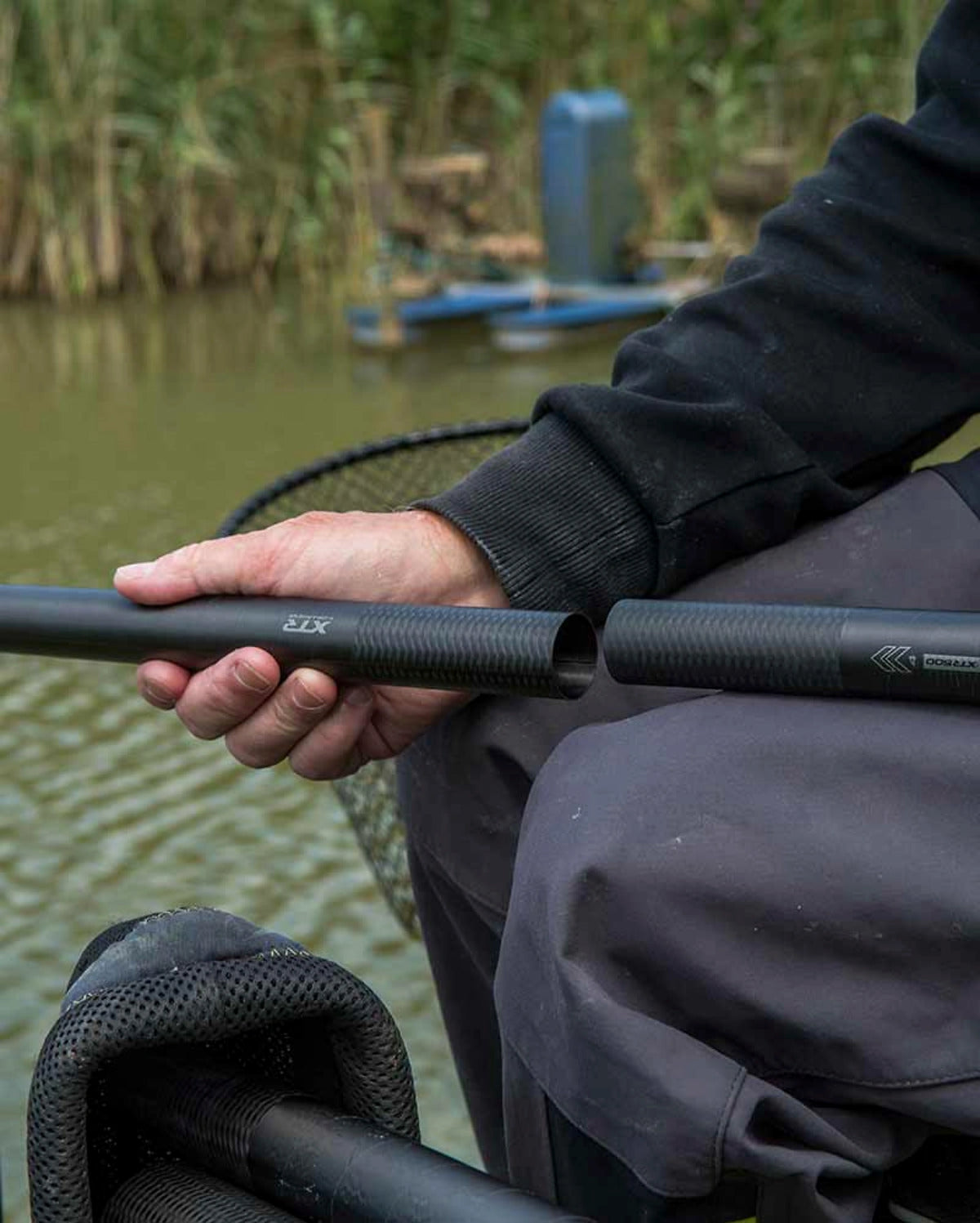 Matrix XTR Short Section No3 – visser houdt de losse carbon aansluiting naast het bijpassende hengeldeel aan de waterkant