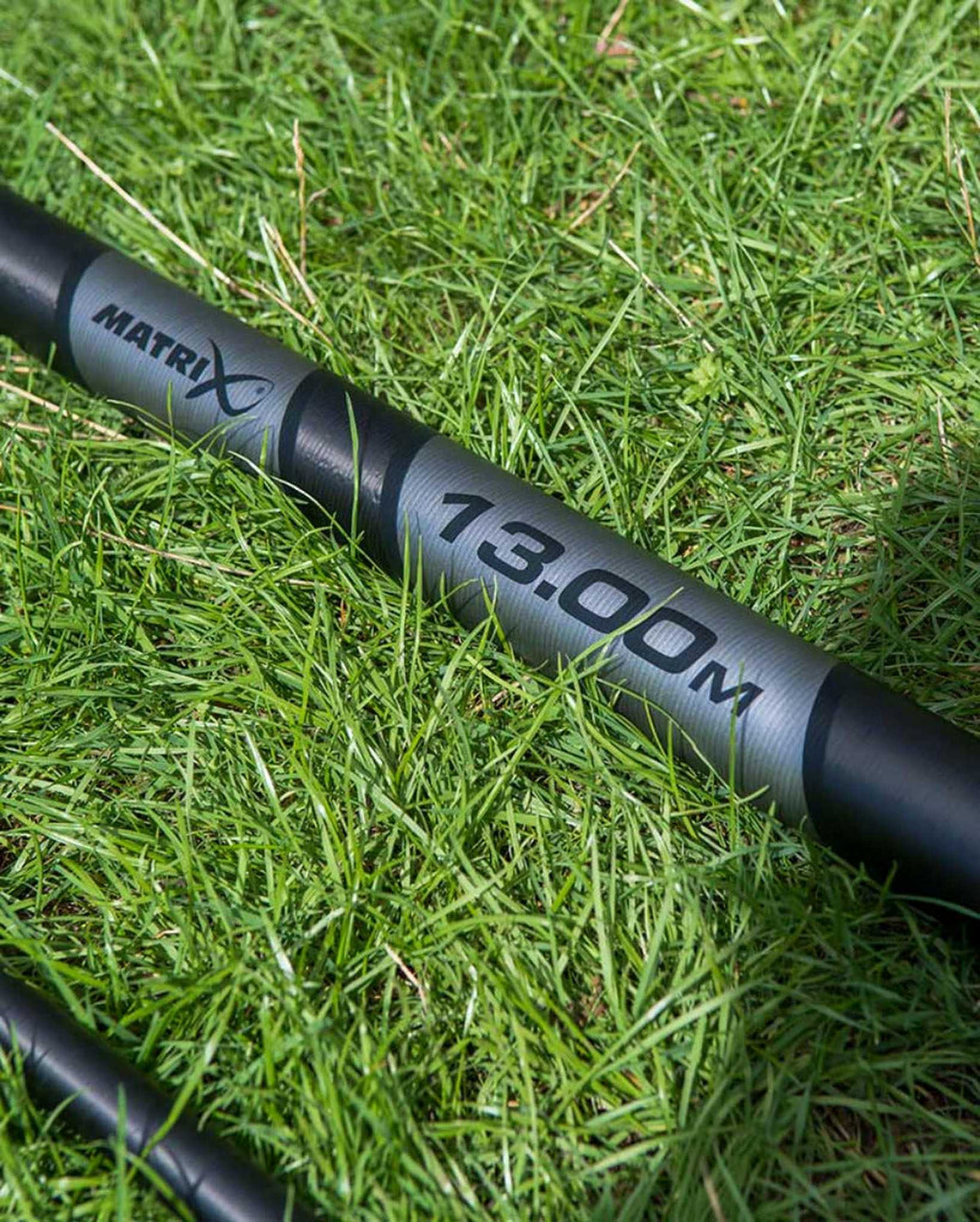 Matrix XTR400 Ultra Power Packages – Matrix-logo en 13.00M-opdruk op een hengeldeel in het gras