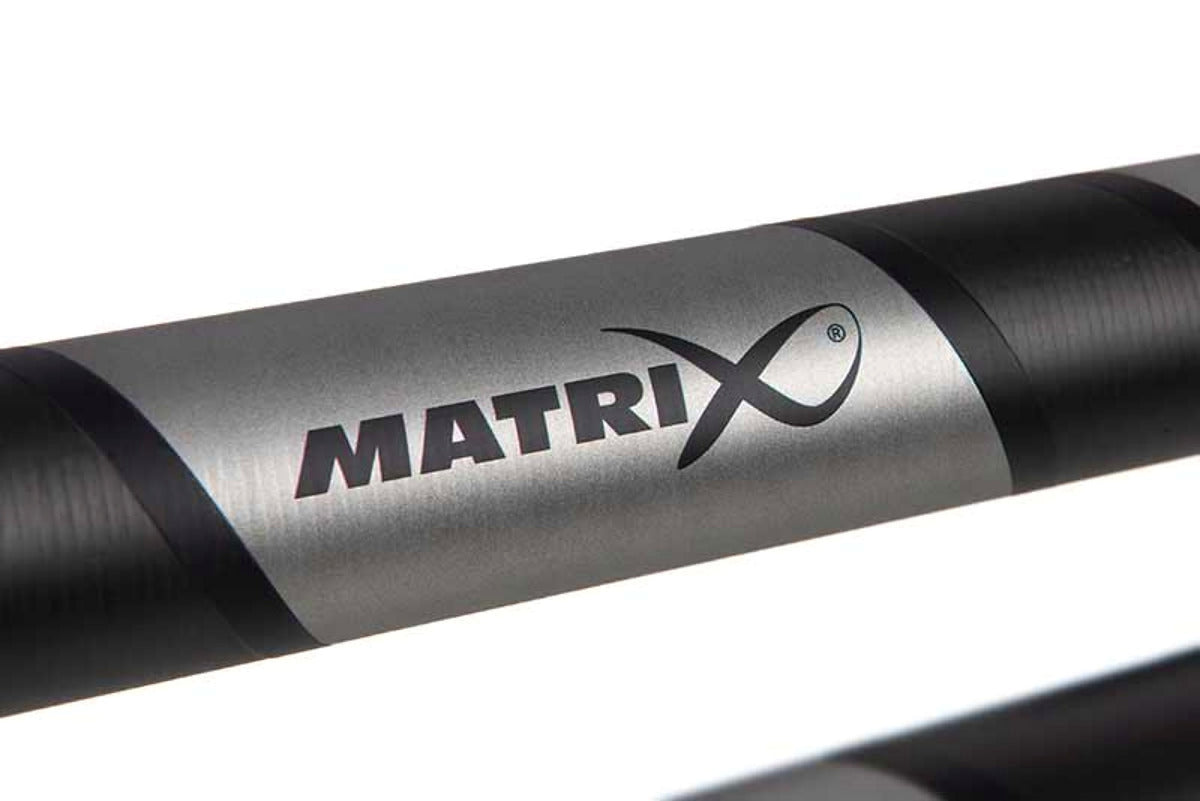 Matrix XTR400 Ultra Power Packages – detail van het Matrix-logo op de zilveren afwerking van het hengeldeel