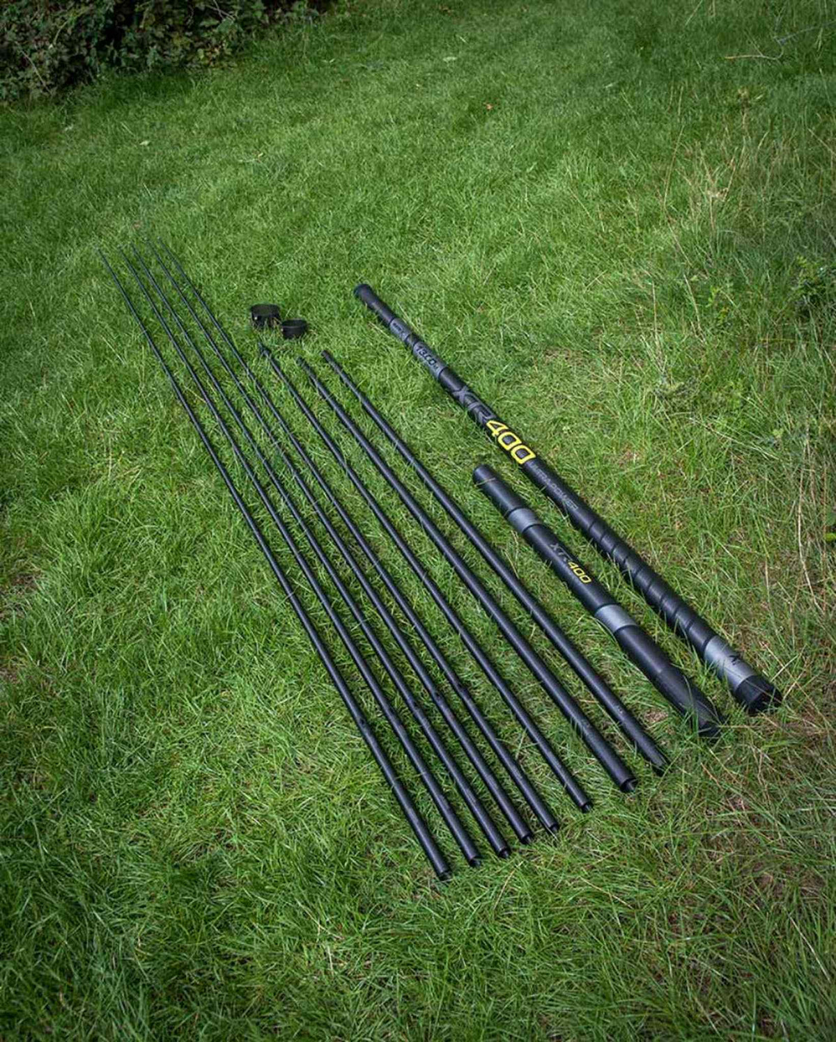 Matrix XTR400 Ultra Power Packages – bovenaanzicht van alle hengeldelen en doppen op het gras