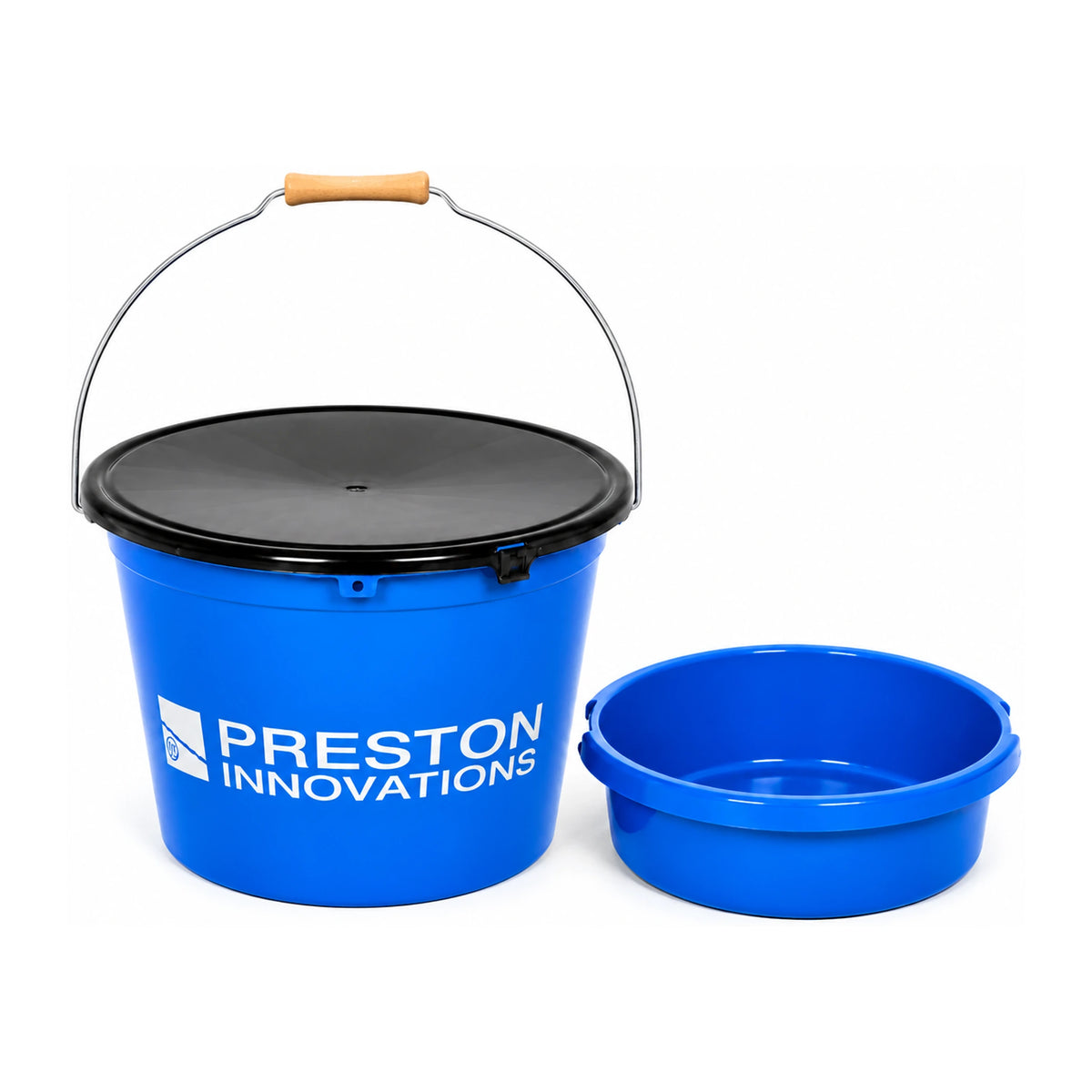 Preston 25L Bucket Set – blauwe voeremmer met zwart deksel, draaggreep en losse inzetkom
