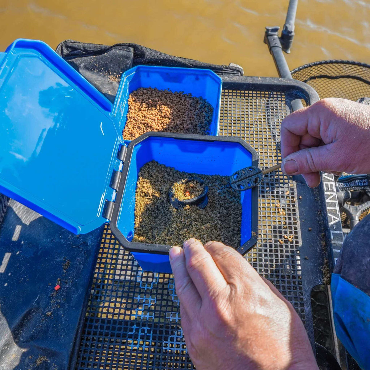 Preston 3 Pint Flip Lid Bait Tub – detailafbeelding 4 van de aasdoos met klapdeksel
