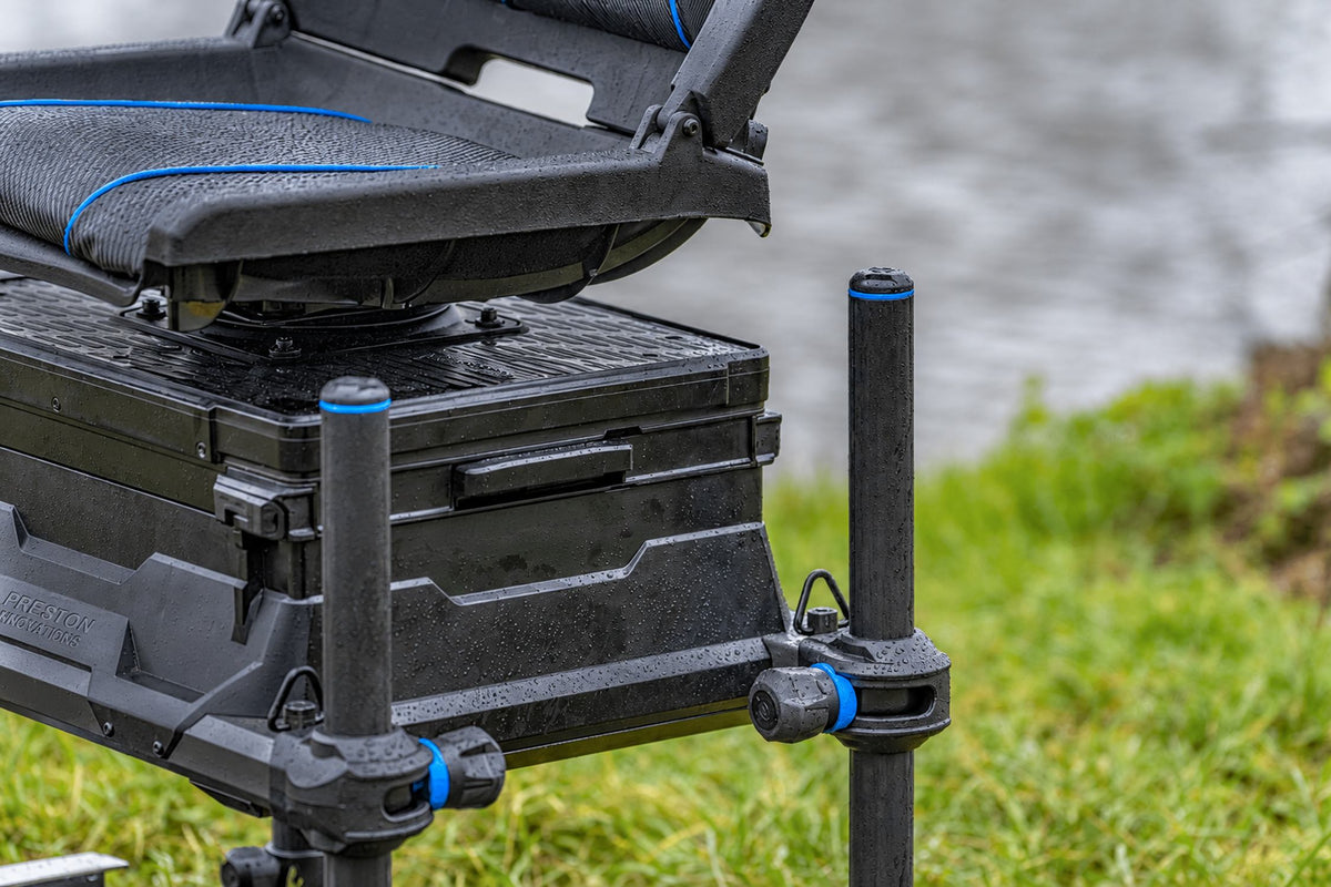 Detail van de draaistoel, zijlade en pootklemmen met blauwe stelringen van de Preston Absolute 5G 360-zitkist