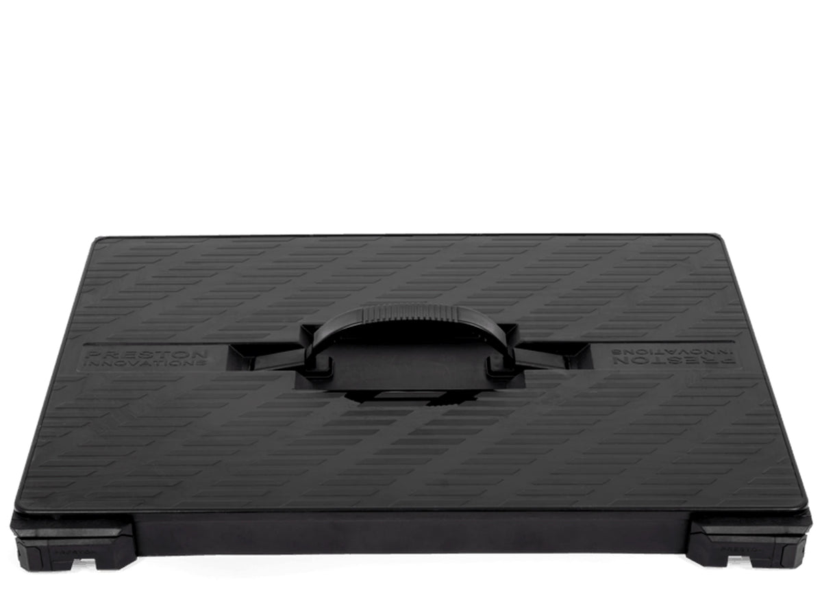 Preston Absolute 5G Lid Unit – laag vooraanzicht van de transportdeksel met handvat en twee sluitingen